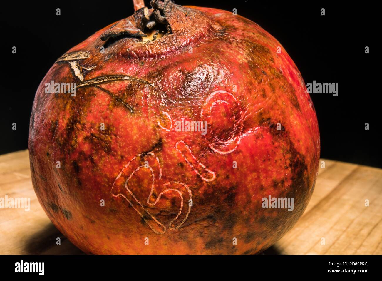 LA FRUTTA BIOLOGICA e le verdure vengono invece etichettate con il laser di adesivi Foto Stock