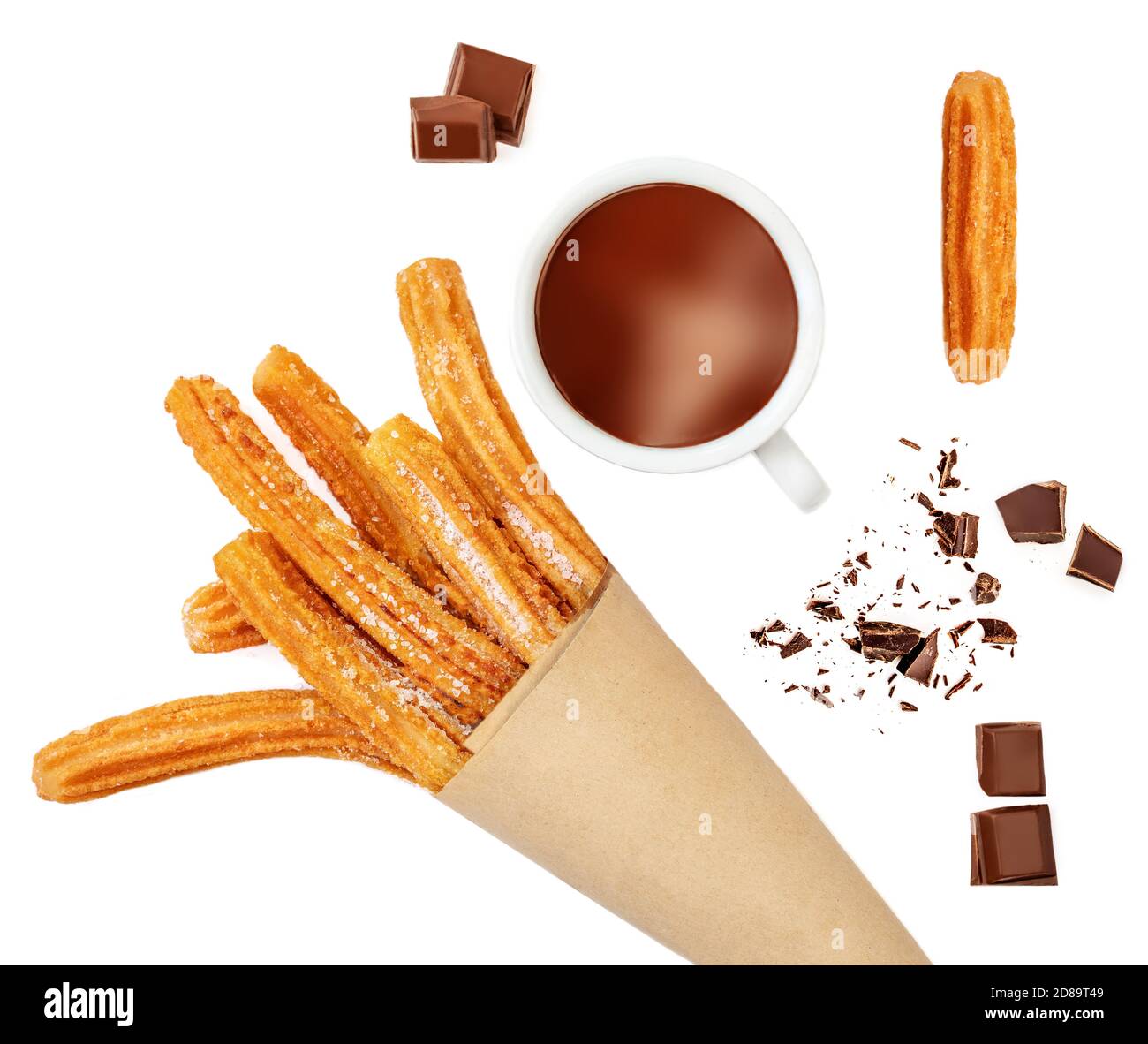Layout creativo fatto di pasta fritta Churros, tazza di cioccolato fondente e pezzi di cioccolato isolati su uno sfondo bianco, vista dall'alto. Disposizione piatta Foto Stock