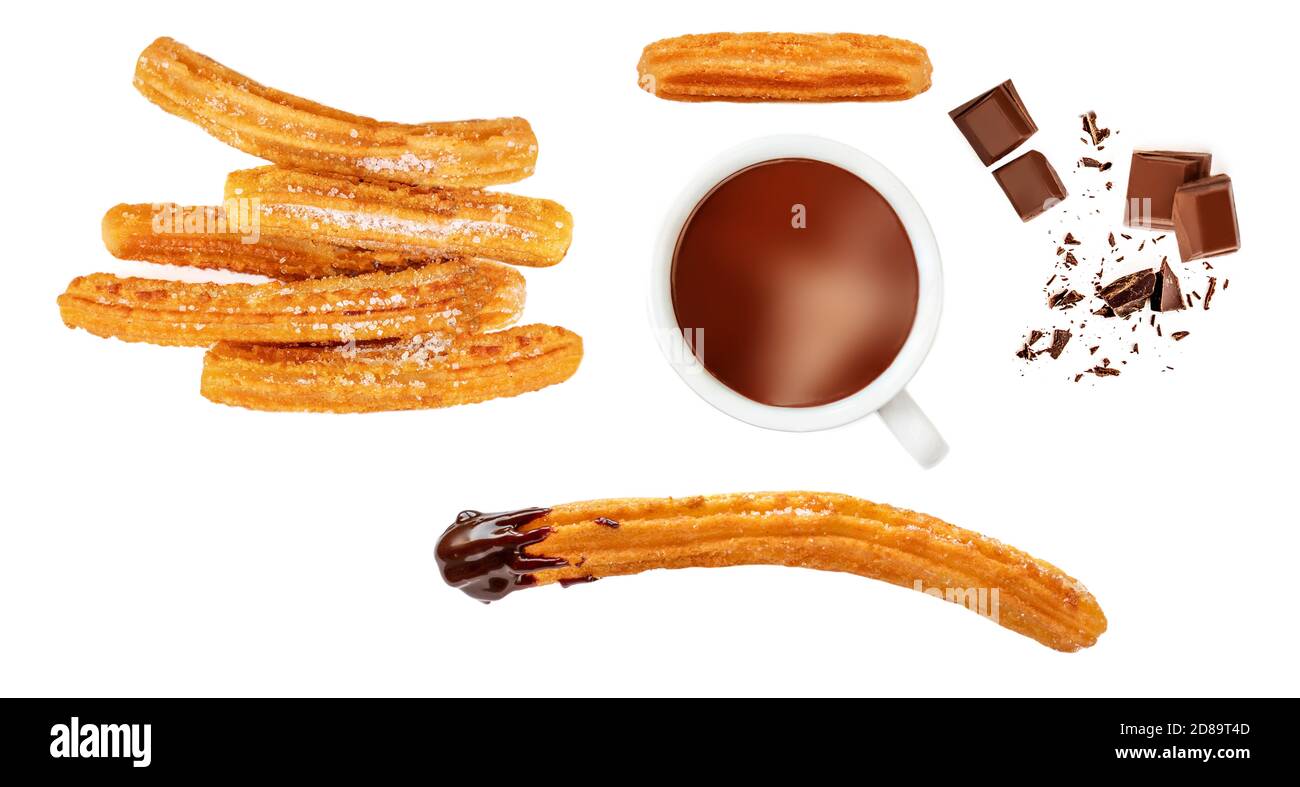 Churro isolato su sfondo bianco, vista dall'alto. Disposizione piatta. Layout creativo fatto di pasta fritta Churros, tazza di cioccolato fondente. Foto Stock