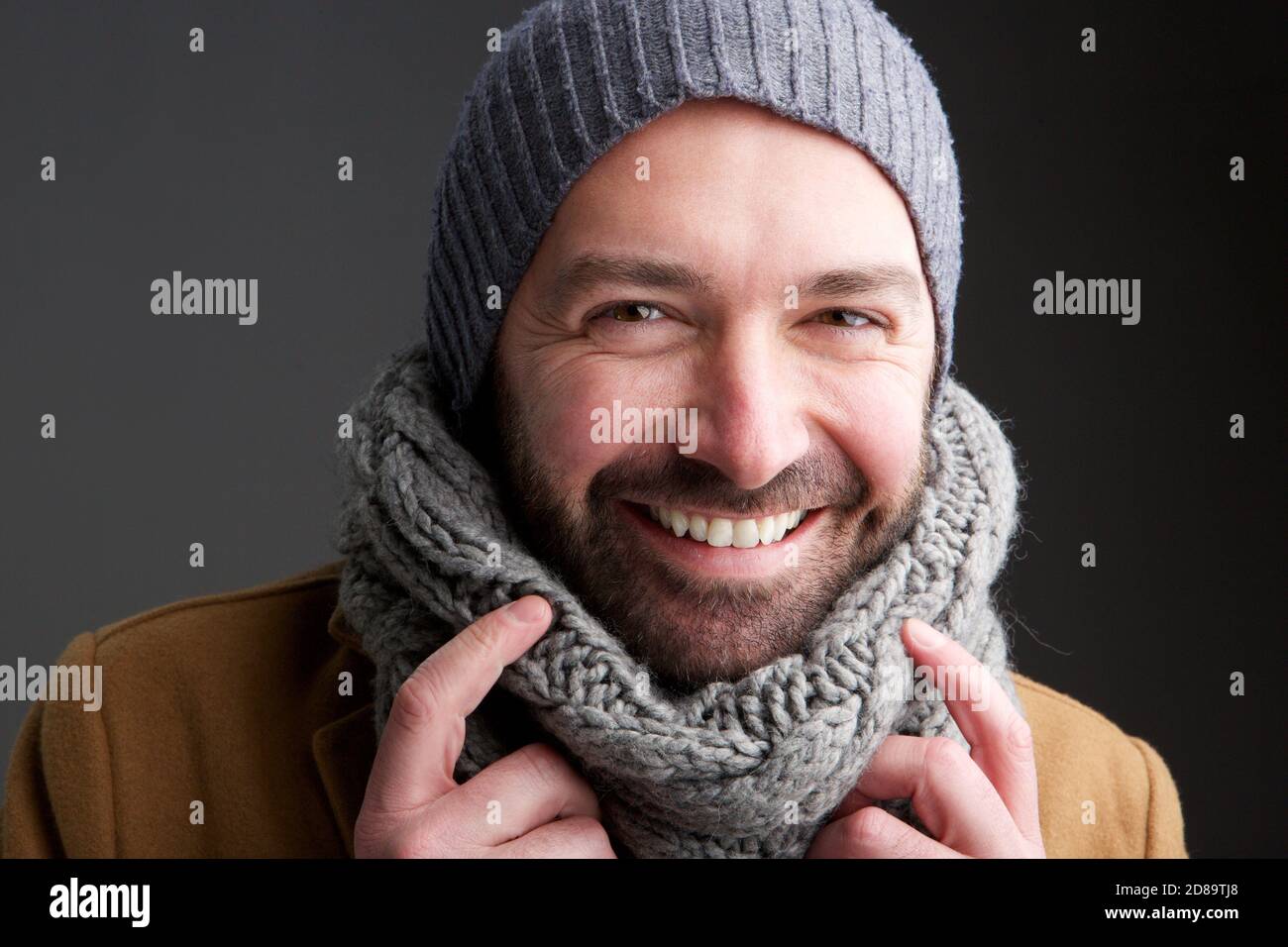 Ritratto dell'uomo di mezza età con cappello e sciarpa Foto Stock Ritratto dell'uomo di mezza età con cappello e sciarpa Foto Stock