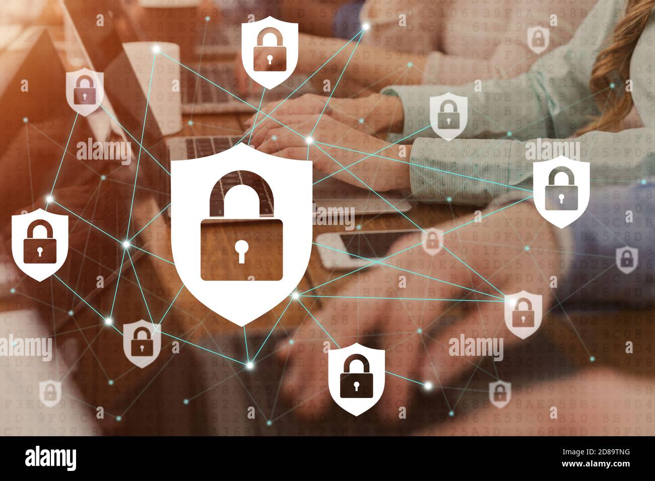 Cybersecurity e programmatori che lavorano in società di sviluppo software Foto Stock