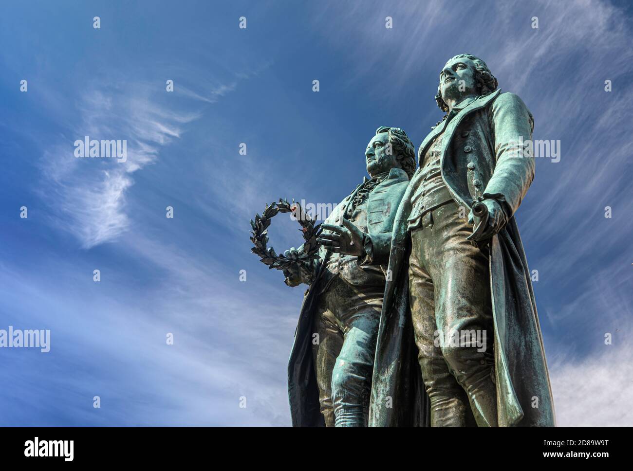 Il Monumento Goethe-Schiller a Weimar, in Germania. Johann Wolfgang Goethe, sulla sinistra, e Friedrich Schiller, sono figure molto apprezzate in Germania. Foto Stock