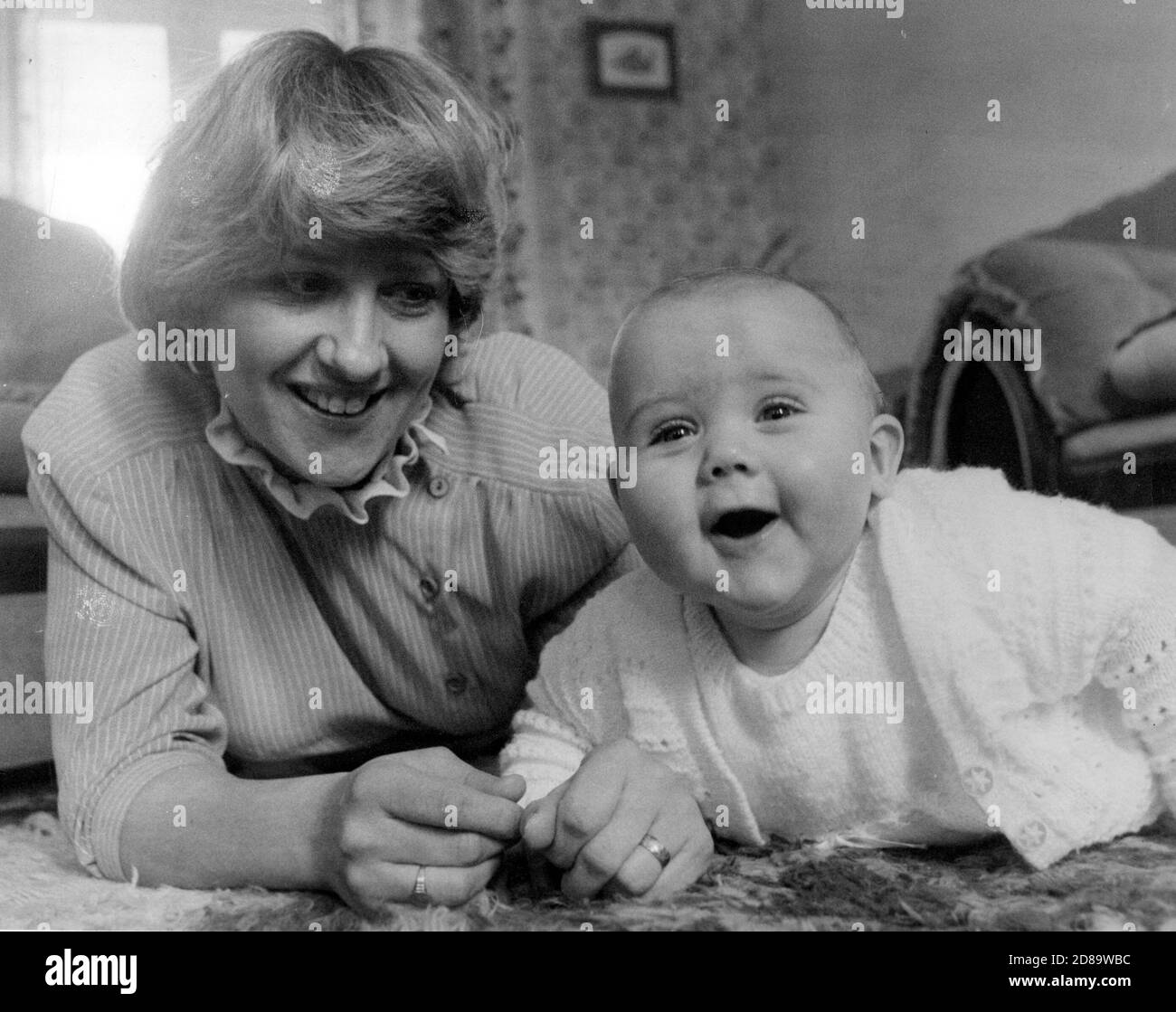 FALKLANDS VEDOVA LA SIGNORA. ANGELA MCCULLOM E BABY GEMMA'. SUO MARITO KELVIN FU UCCISO A BORDO DELLA HMS GLAMORGAN DURANTE LA GUERRA DELLE FALKLANDS DEL 1982. PIC MIKE WALKER, M. E Y AGENZIA DI NOTIZIE PORTSMOUTH Foto Stock