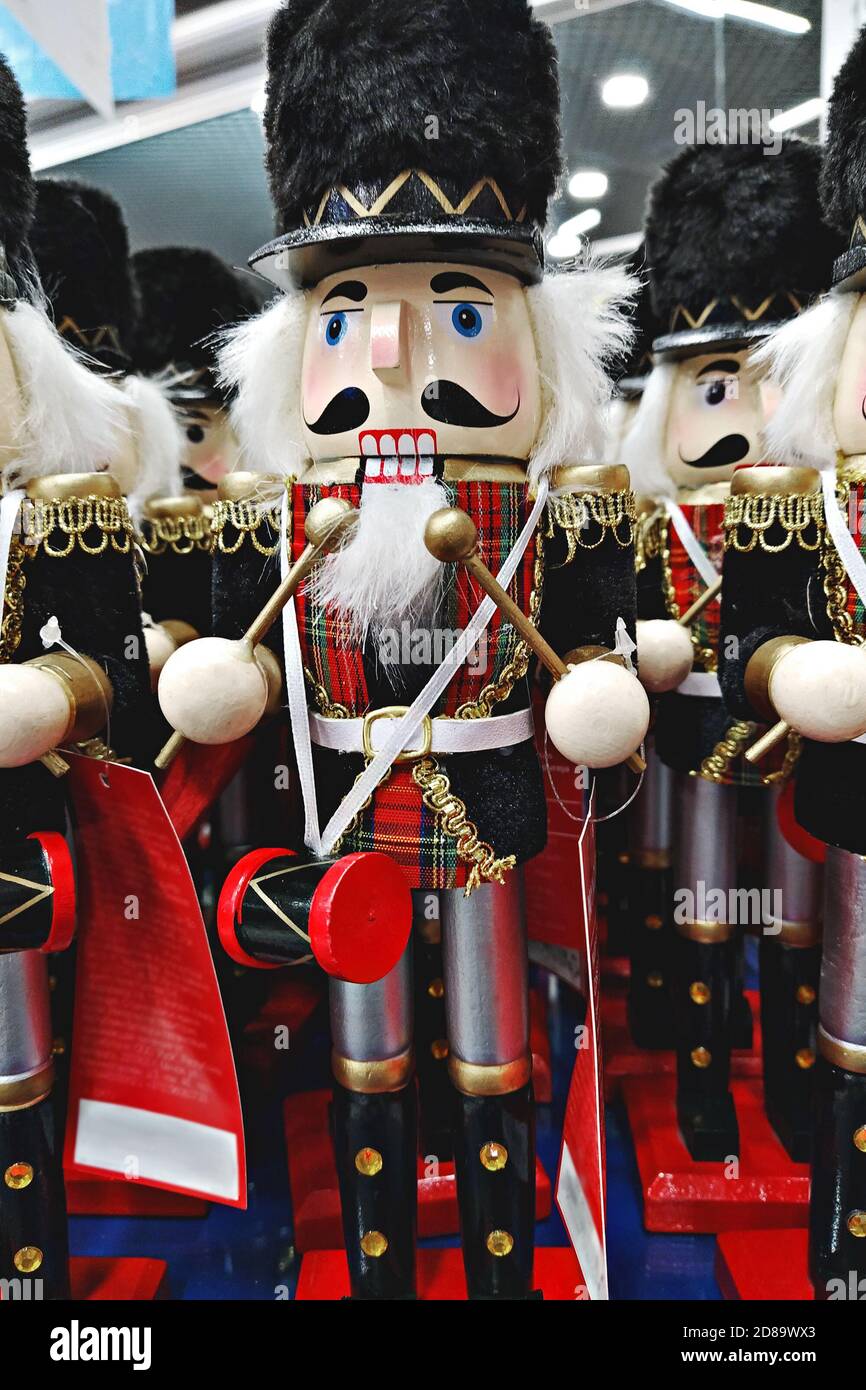 Nutcracker in legno giocattolo decorativo in negozio durante le vacanze di Natale: Tallinn, Estonia - 22 ottobre 2020 Foto Stock
