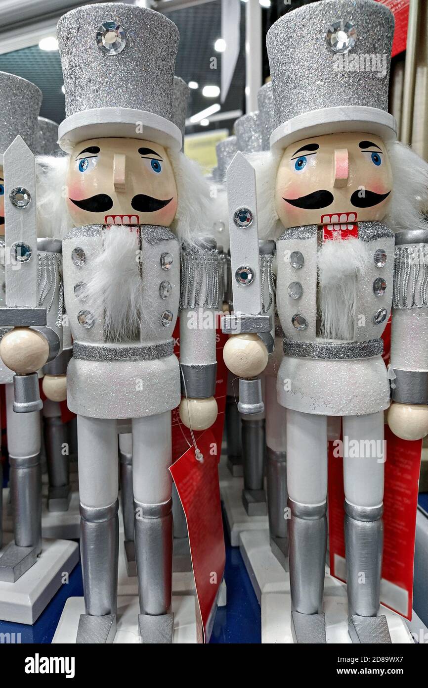Nutcracker in legno giocattolo decorativo in negozio durante le vacanze di Natale: Tallinn, Estonia - 22 ottobre 2020 Foto Stock