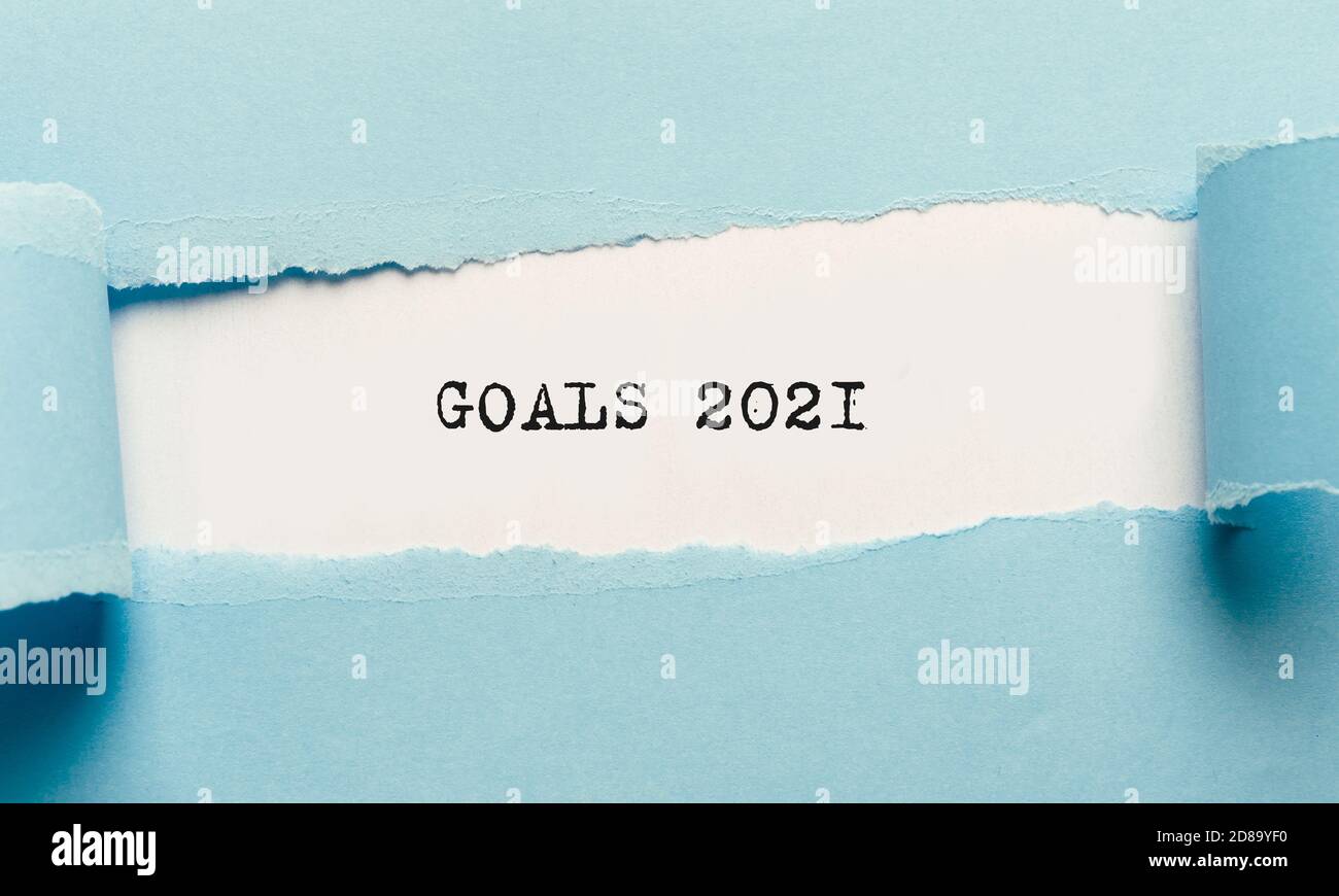 Poster motivazionale con il testo degli obiettivi 2021 visualizzato in blu lacerato carta Foto Stock