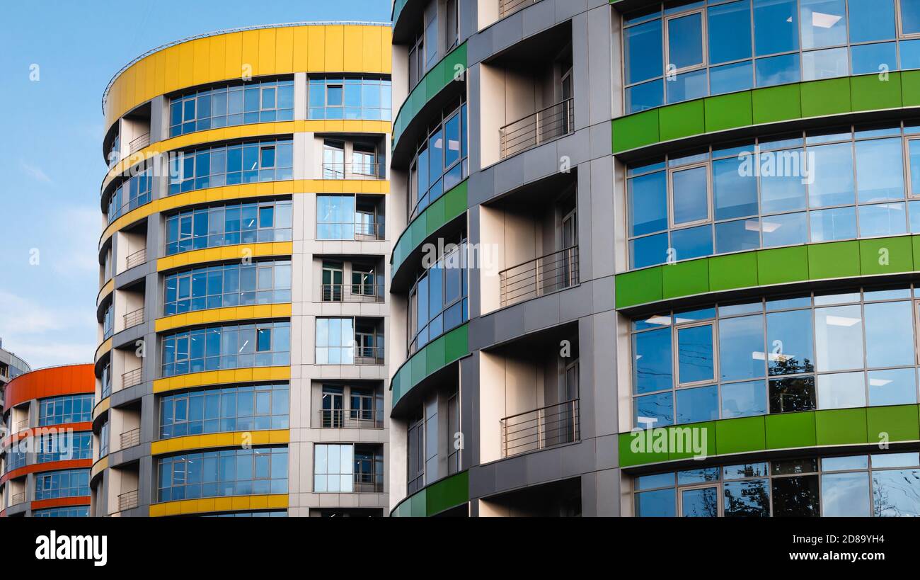 Edificio d'uffici moderno e colorato di forma circolare Foto Stock