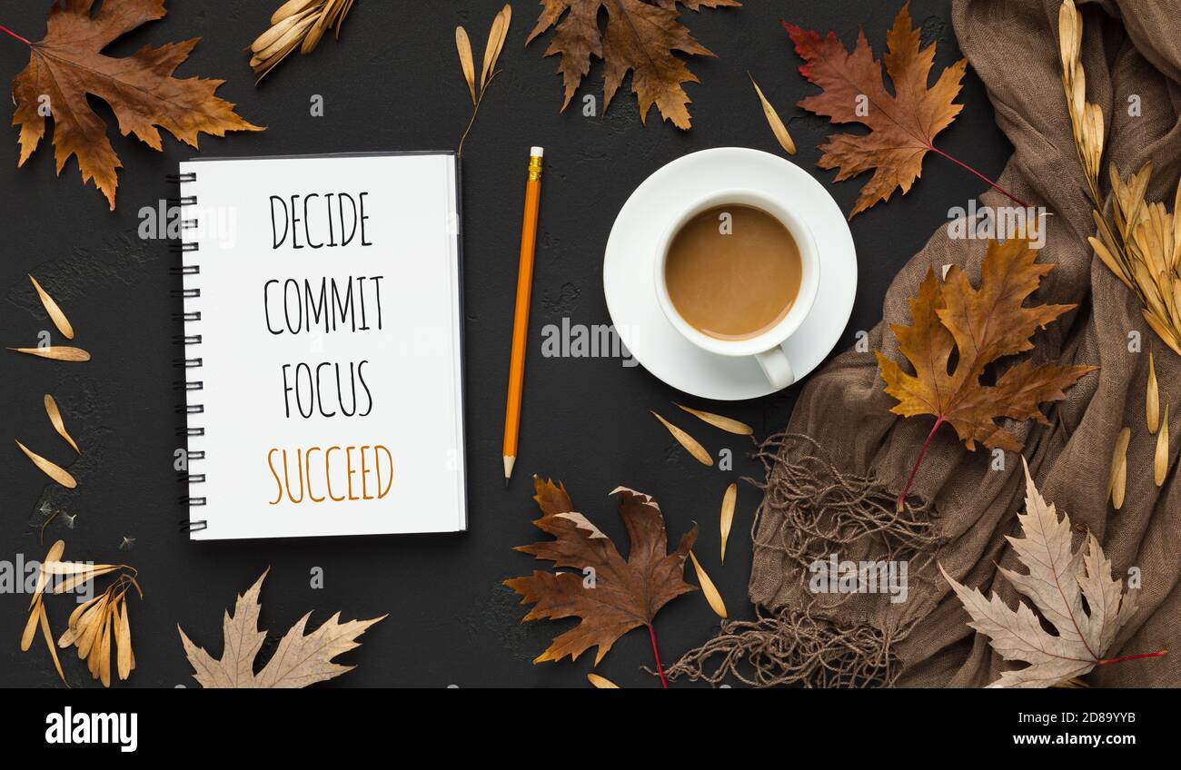 Blocco note con parole decidere, commettere e successo, sfondo nero autunno Foto Stock