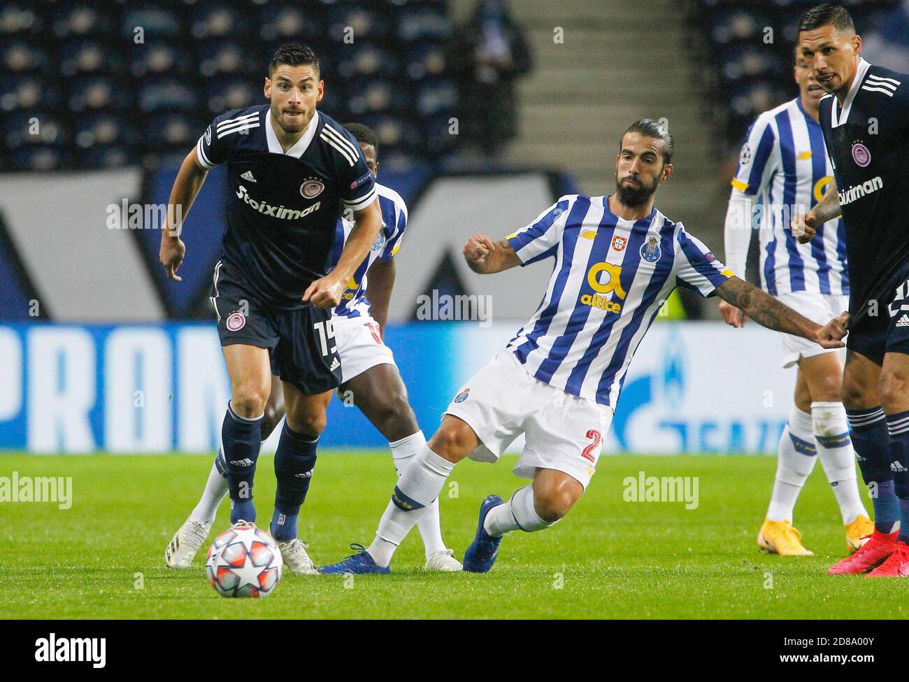 Ahmed Hassan degli Olympiacos in azione con Sergio Oliveira di Porto durante la UEFA Champions League, fase di Gruppo, partita di calcio del Gruppo C tra FC C. Foto Stock