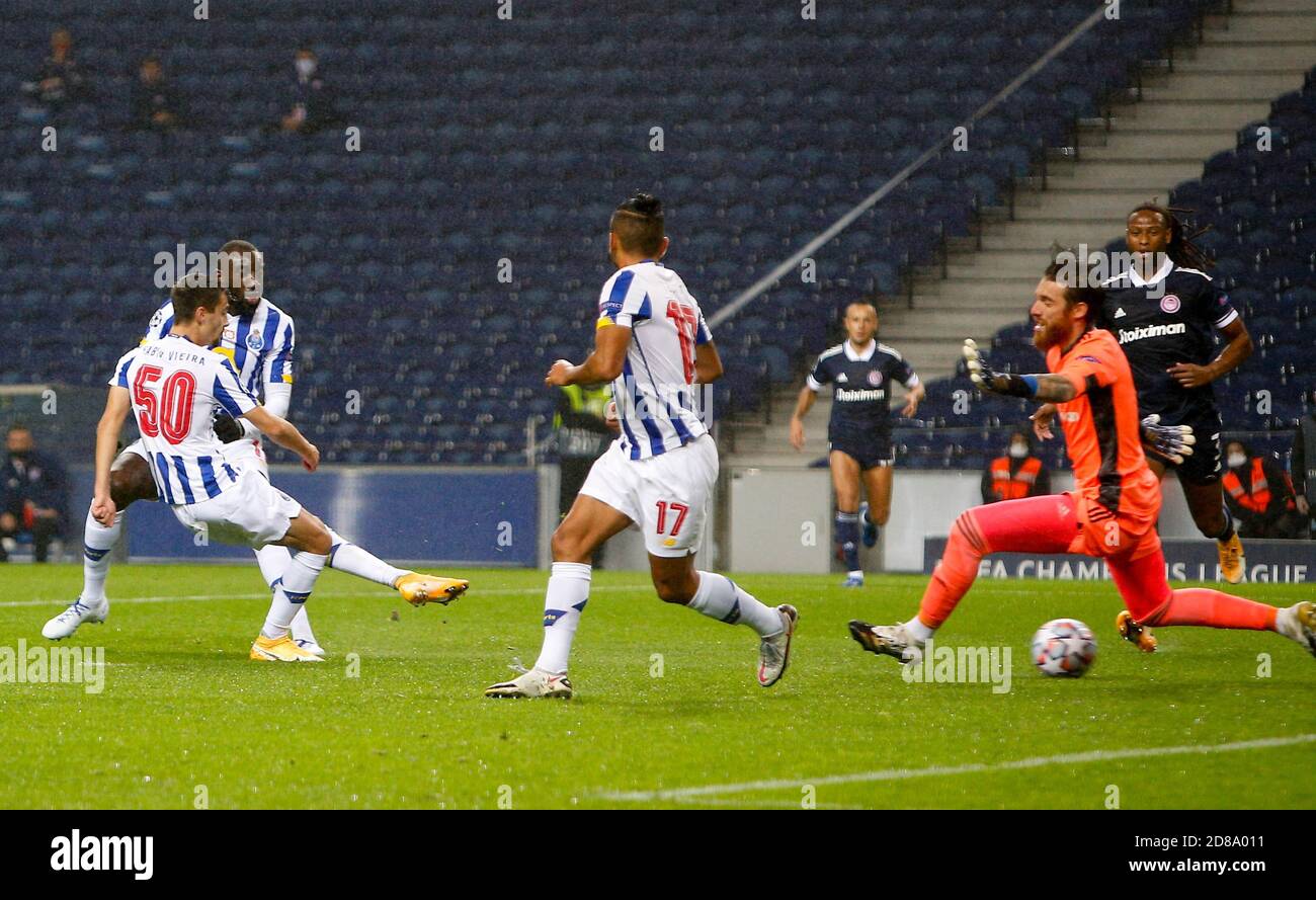 Fabio Vieira di Porto spara per segnare il suo gol durante la UEFA Champions League, la fase di gruppo, la partita di calcio del gruppo C tra il FC Porto e l'Olympiacos C. Foto Stock