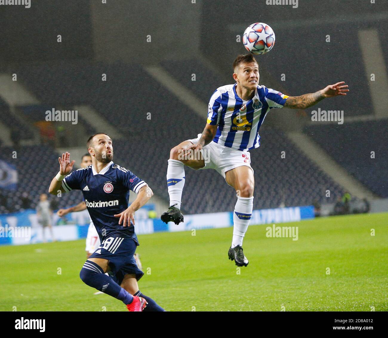 Otavio di Porto e Mathieu Valbuena di Olympiacos durante la UEFA Champions League, la fase di Gruppo, la partita di calcio del Gruppo C tra il FC Porto e l'Olympi C. Foto Stock