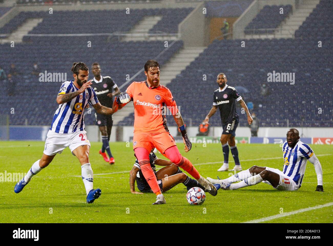Sergio Oliveira di Porto in azione con il portiere olimpico Jose SA durante la UEFA Champions League, Group Stage, partita di calcio del gruppo C tra C. Foto Stock