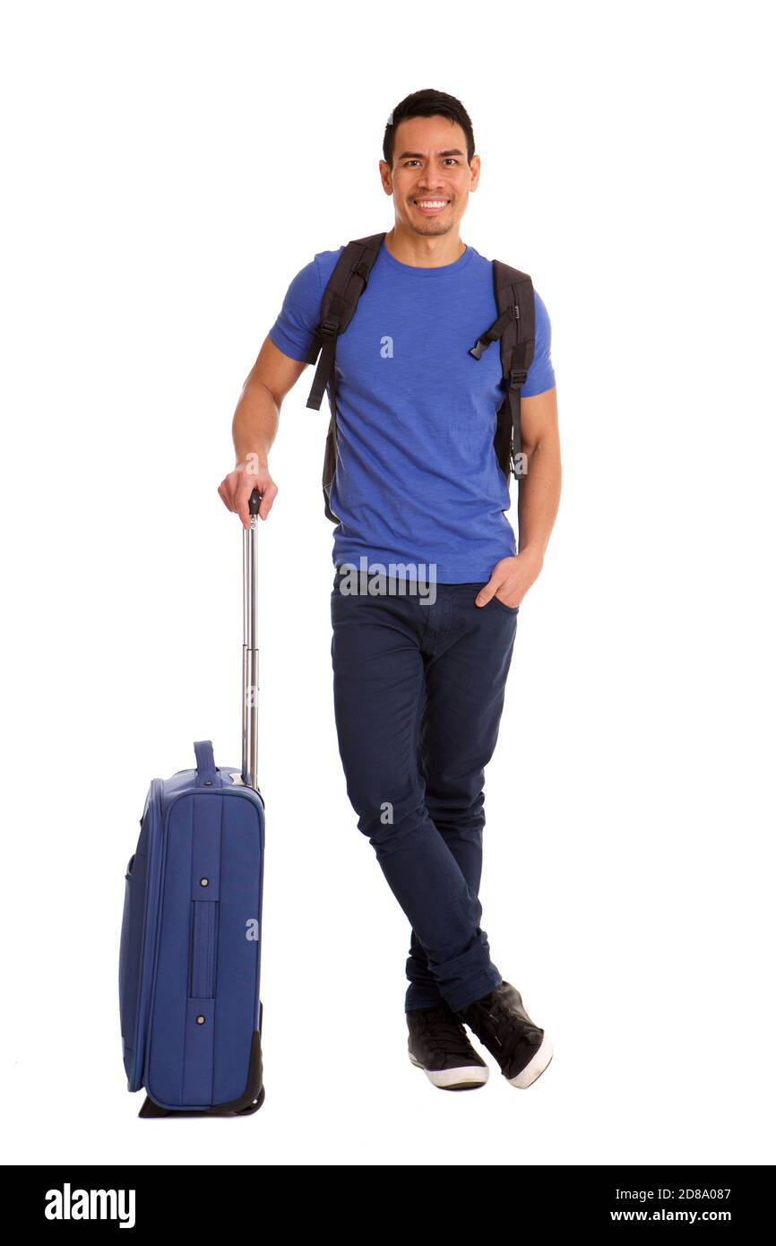 Ritratto a lunghezza intera di un uomo asiatico maturo con cui stare in piedi valigia su sfondo bianco Foto Stock
