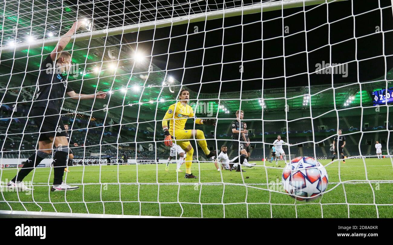 Karim Benzema del Real Madrid segna un gol durante la UEFA Champions League, Group Stage, Gruppo B partita di calcio tra VfL Borussia Monchengladbac C. Foto Stock