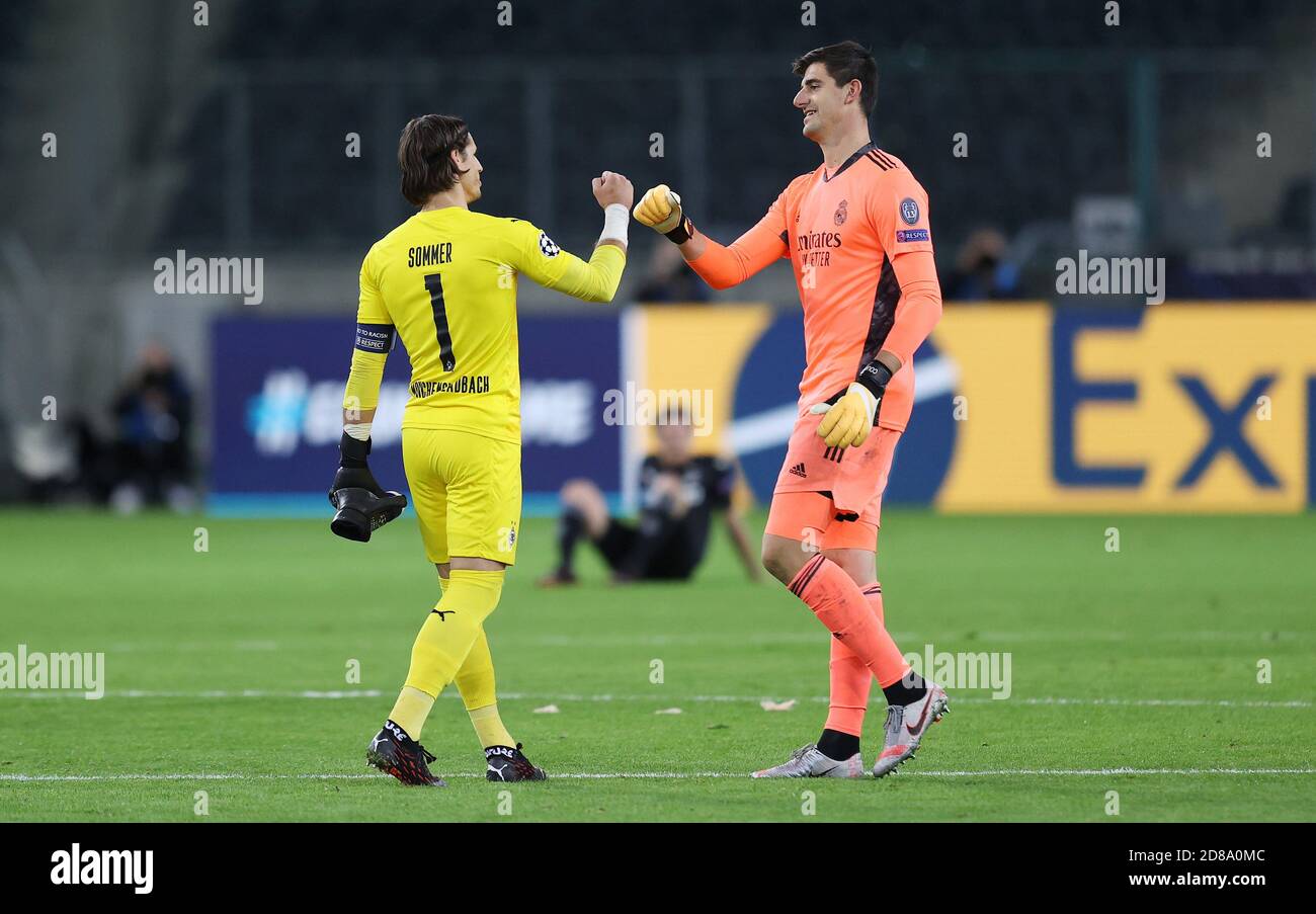 Yann Sommer di Monchengladbach e Thibaut Courtois del Real Madrid dopo la UEFA Champions League, Group Stage, Gruppo B partita di calcio tra VfL C. Foto Stock