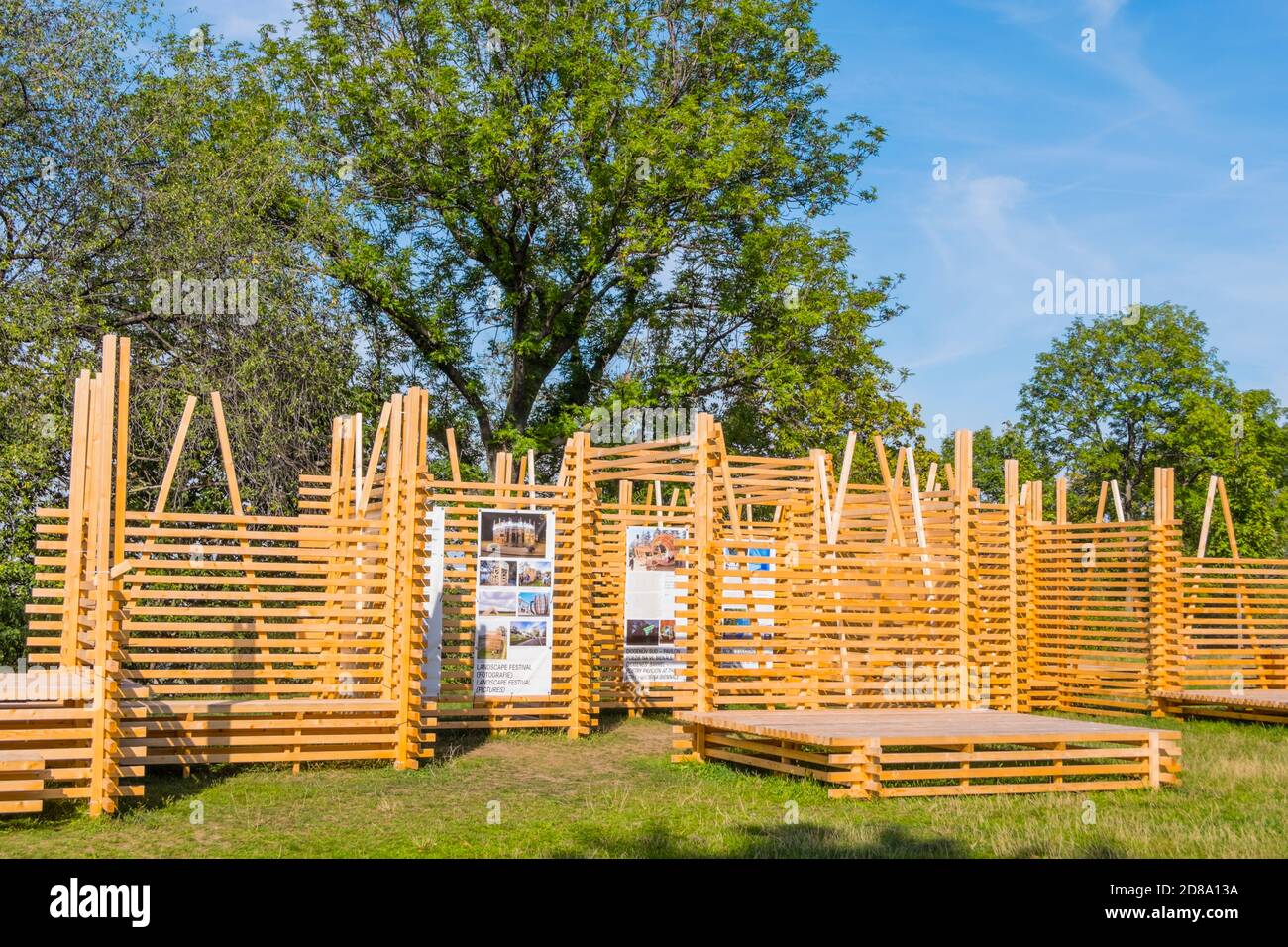 Opona, Tenda, opere d'arte in legno di Martin Gsandtner, parte del Lanscape Festival, Vrch Vítkov, Vitkov Park, Zizkov, Praga, Repubblica Ceca Foto Stock