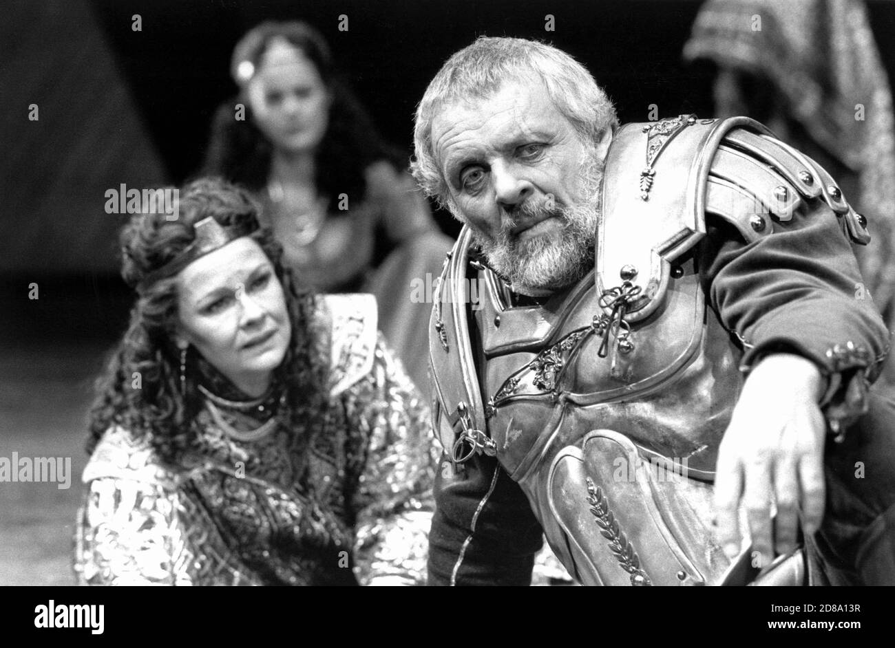 Judi Dench (Cleopatra), Anthony Hopkins (Mark Antony) in ANTONY E CLEOPATRA di Shakespeare all'Olivier Theatre, National Theatre (NT), Londra 09/04/1987 Set design: Alison Chitty illuminazione: Stephen Wentworth regista: Peter Hall Foto Stock