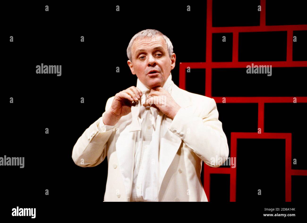Anthony Hopkins (Rene Gallimard) in M. BUTTERFLY di David Henry Hwang al Shaftesbury Theatre, Londra WC1 20/04/1989 musica: Giacomo Puccini & Lucia Hwong design: Eiko Ishioka illuminazione: Andy Phillips regista: John Dexter Foto Stock