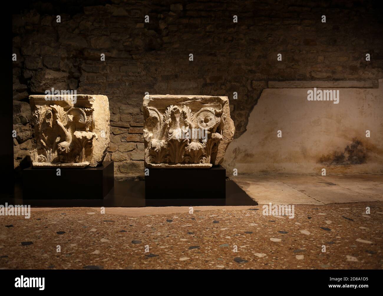 Brescia, Italia - 26 giugno 2019: Decorazioni dei ruderi del Campidoglio di Brixia, tempio dedicato alla Triade Capitolina Giove, Giunone e miniera Foto Stock