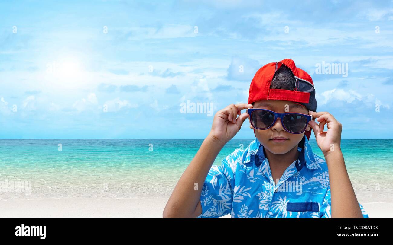 I ragazzi asiatici indossano occhiali da sole e abiti estivi su un luminoso  sfondo estivo Foto stock - Alamy