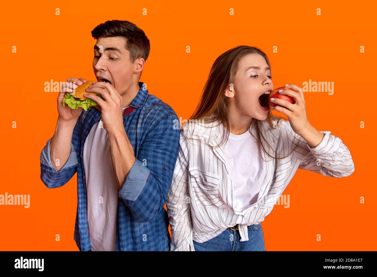 Fame, fast food, alimentazione sana e concetto di verdure Foto Stock