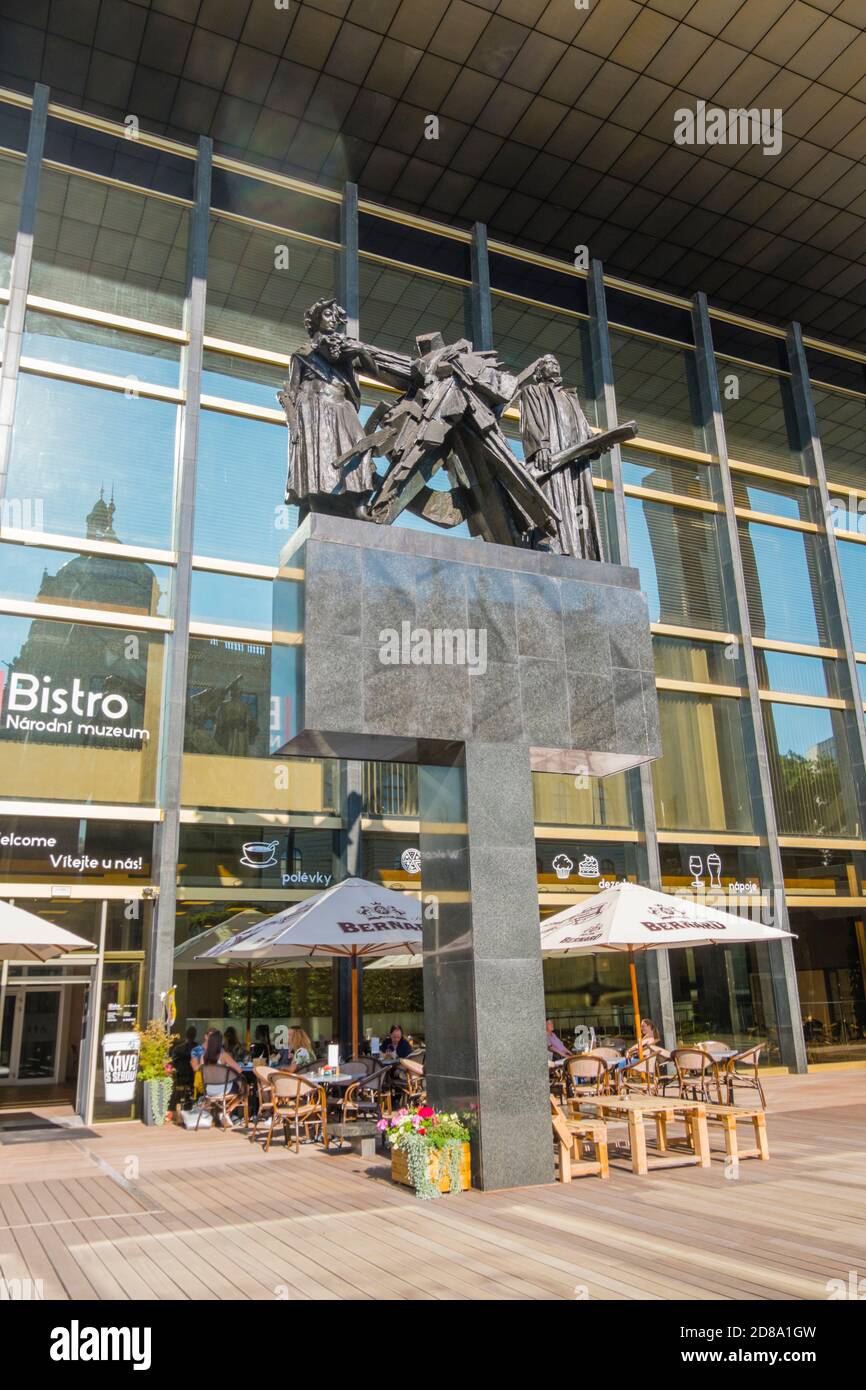 Novy rek, scultura del 1969, di Vincent Makovsky di fronte a Nová budova Národního muzea, nuovo edificio per il Museo Nazionale, ex Parlamento bu Foto Stock