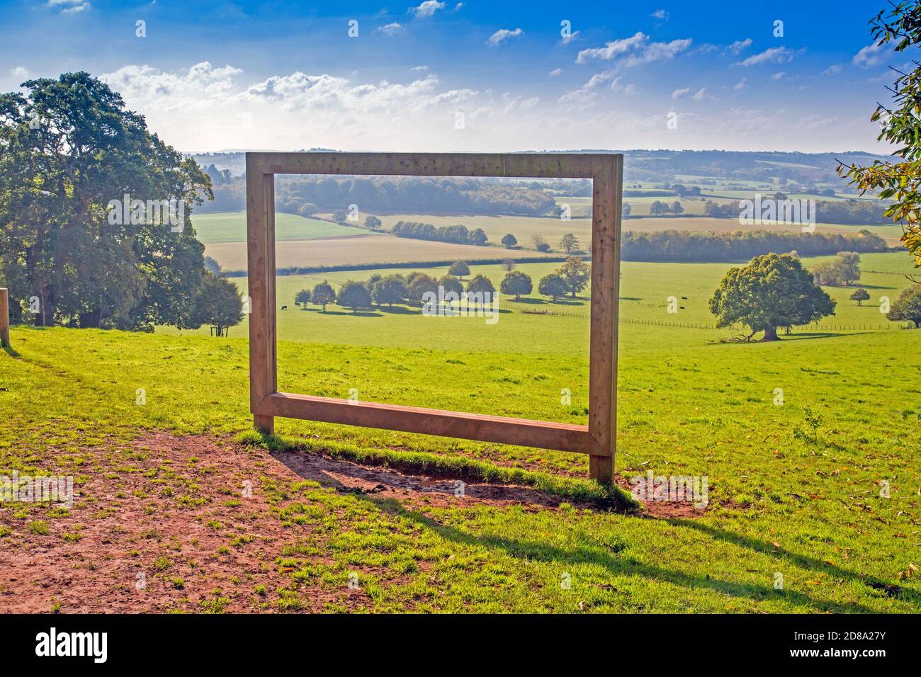 Una 'cornice di osservazione' in legno che suggerisce una possibile opportunità di scattare foto nei terreni di Killerton House, nr Exeter, Devon, Inghilterra, Regno Unito Foto Stock