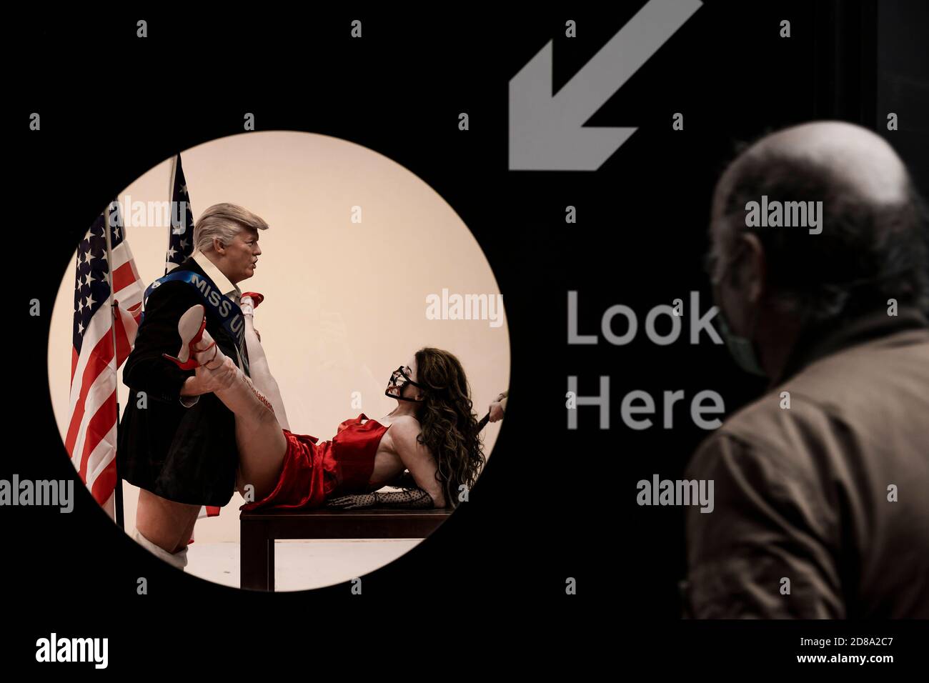 Londra, Regno Unito. 28 Ott 2020. Donald Trump ha una posizione di compromesso con Miss America - un'opera d'arte satirica di Alison Jackson alla Soho Revue Gallery. Credit: Guy Bell/Alamy Live News Foto Stock