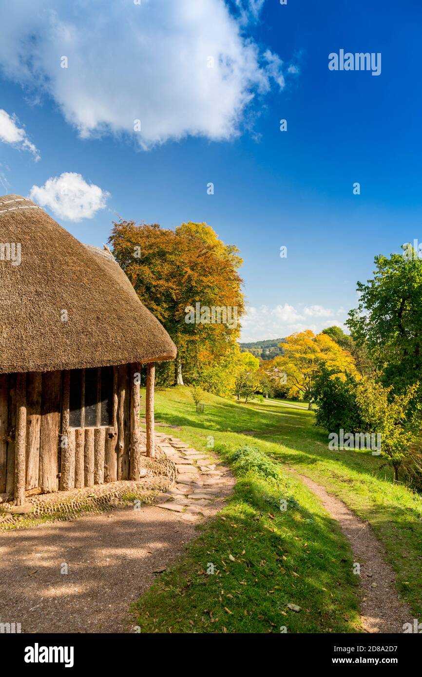 Colore autunnale e la Bear House di paglia nei terreni di Killerton House, nr Exeter, Devon, Inghilterra, Regno Unito Foto Stock
