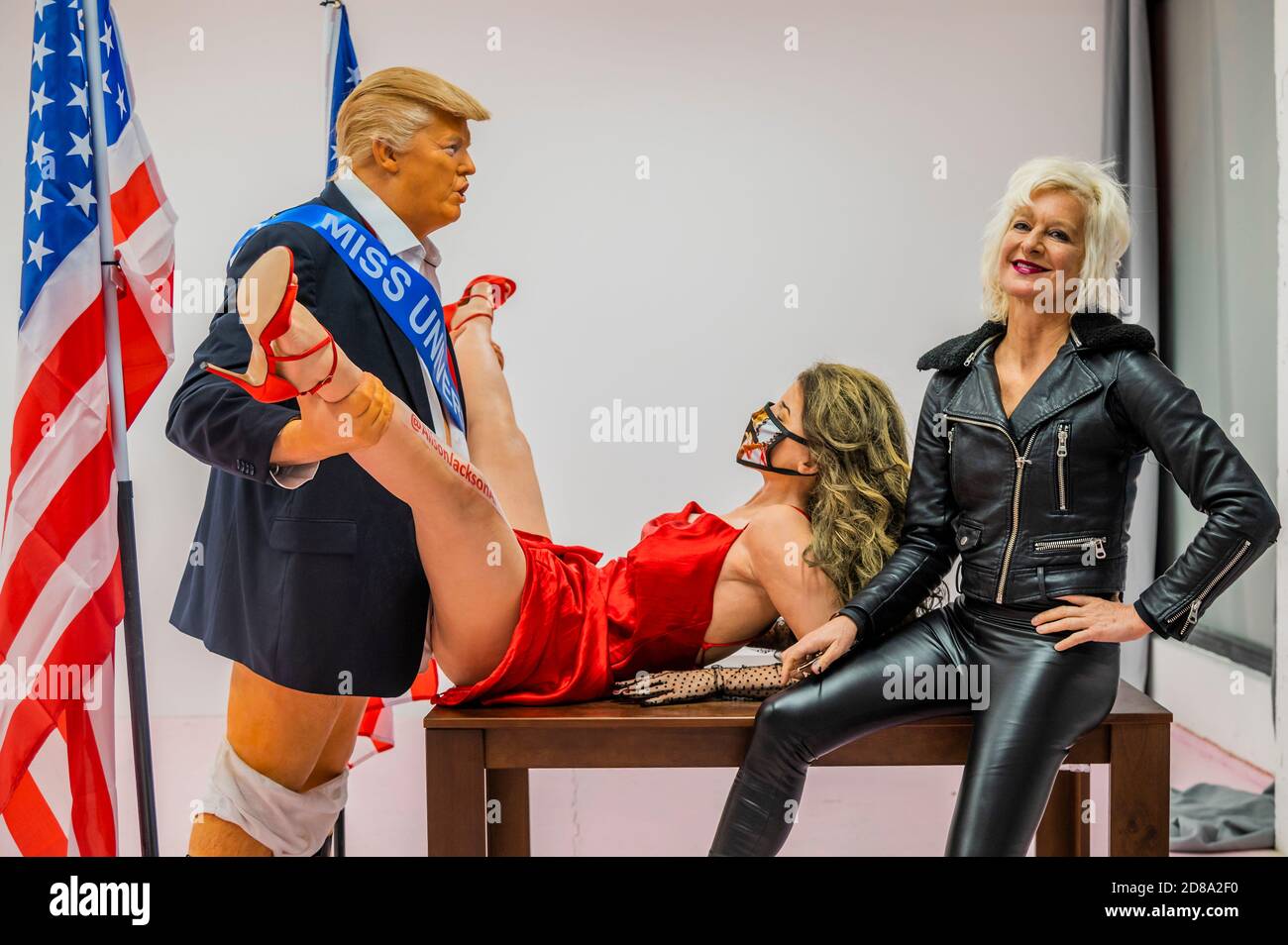 Londra, Regno Unito. 28 Ott 2020. Donald Trump ha una posizione di compromesso con Miss America - un'opera d'arte satirica di Alison Jackson (nella foto) alla Soho Revue Gallery. Credit: Guy Bell/Alamy Live News Foto Stock