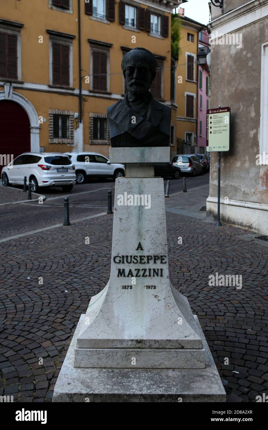 Brescia, Italia - 26 luglio 2019: Statua del monumento a Giuseppe Mazzini, patriota, politico e filosofo italiano Foto Stock