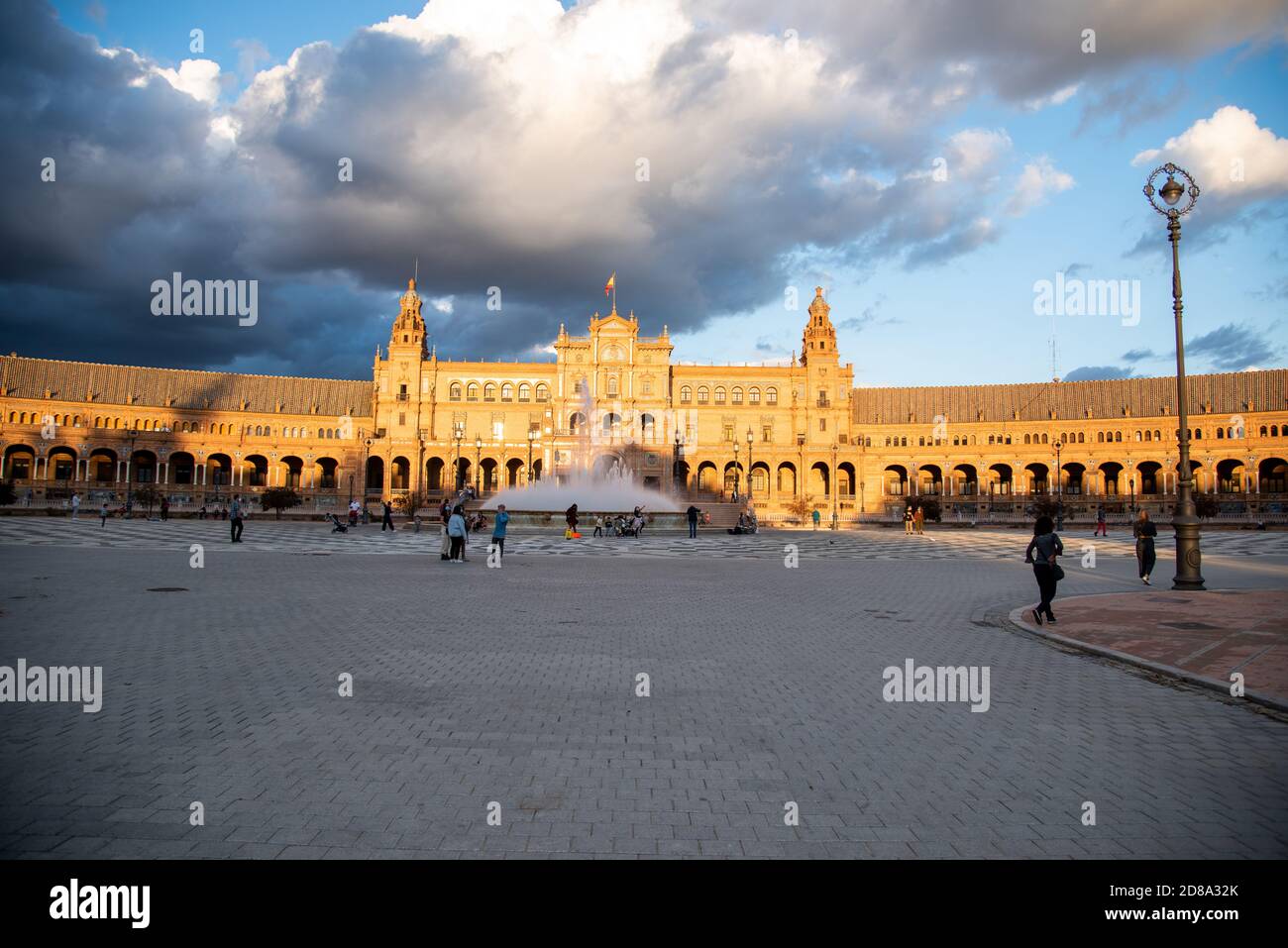 SEVILLA Y SUS MONUMENTOS PLAZA DE ESPAÑA UNRACINTA DENTRO DE L PARQUE MARIA LUISA SEVILLA 2021 Foto Stock