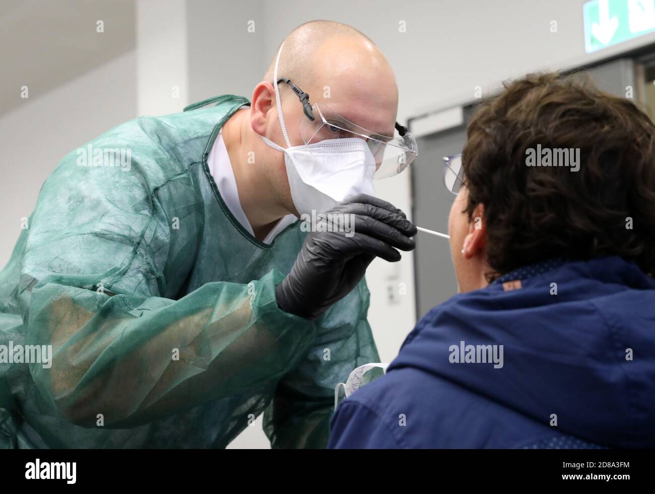 28 ottobre 2020, Meclemburgo-Pomerania occidentale, Graal-Müritz: Nel Corona Test Center del University Medical Center, il sergente maggiore Franz-Christian von Stenglin preleva un campione di saliva dal plotone di supporto di San presso la base aerea militare tedesca Rostock-Laage. In considerazione dell'ulteriore aumento del numero di infezioni da corona in Germania, l'ulteriore inasprimento della normativa corona entrerà in vigore il 02.11.2020. Foto: Bernd Wüstneck/dpa-Zentralbild/dpa Foto Stock