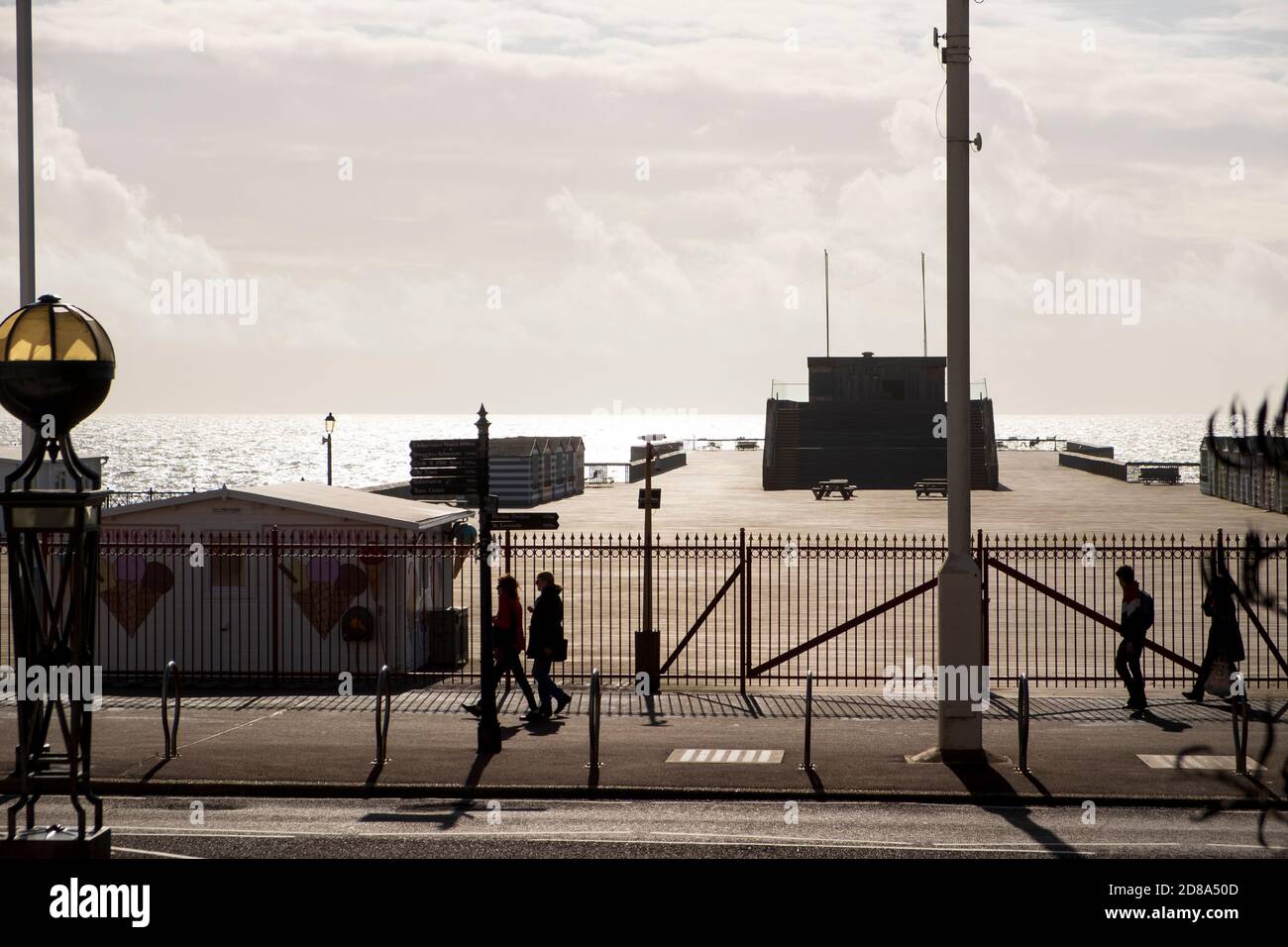 Una vista lungo il molo di Hastings, ricostruito nel 2016. Foto Stock
