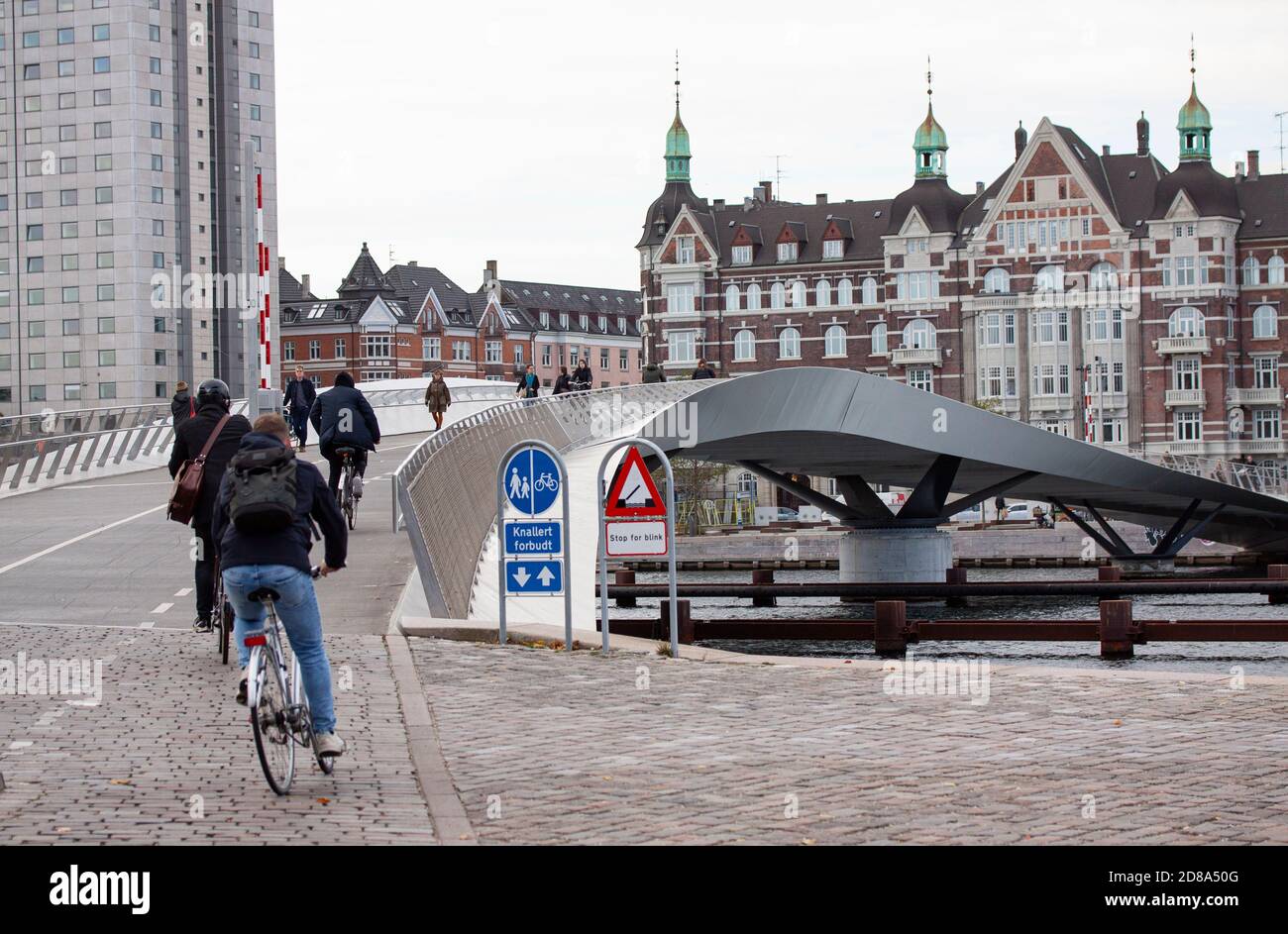 Moderno ciclo e ponte pedonale in ambiente urbano presso il porto. Copenaghen, Danimarca - 28 ottobre 2020. Foto Stock