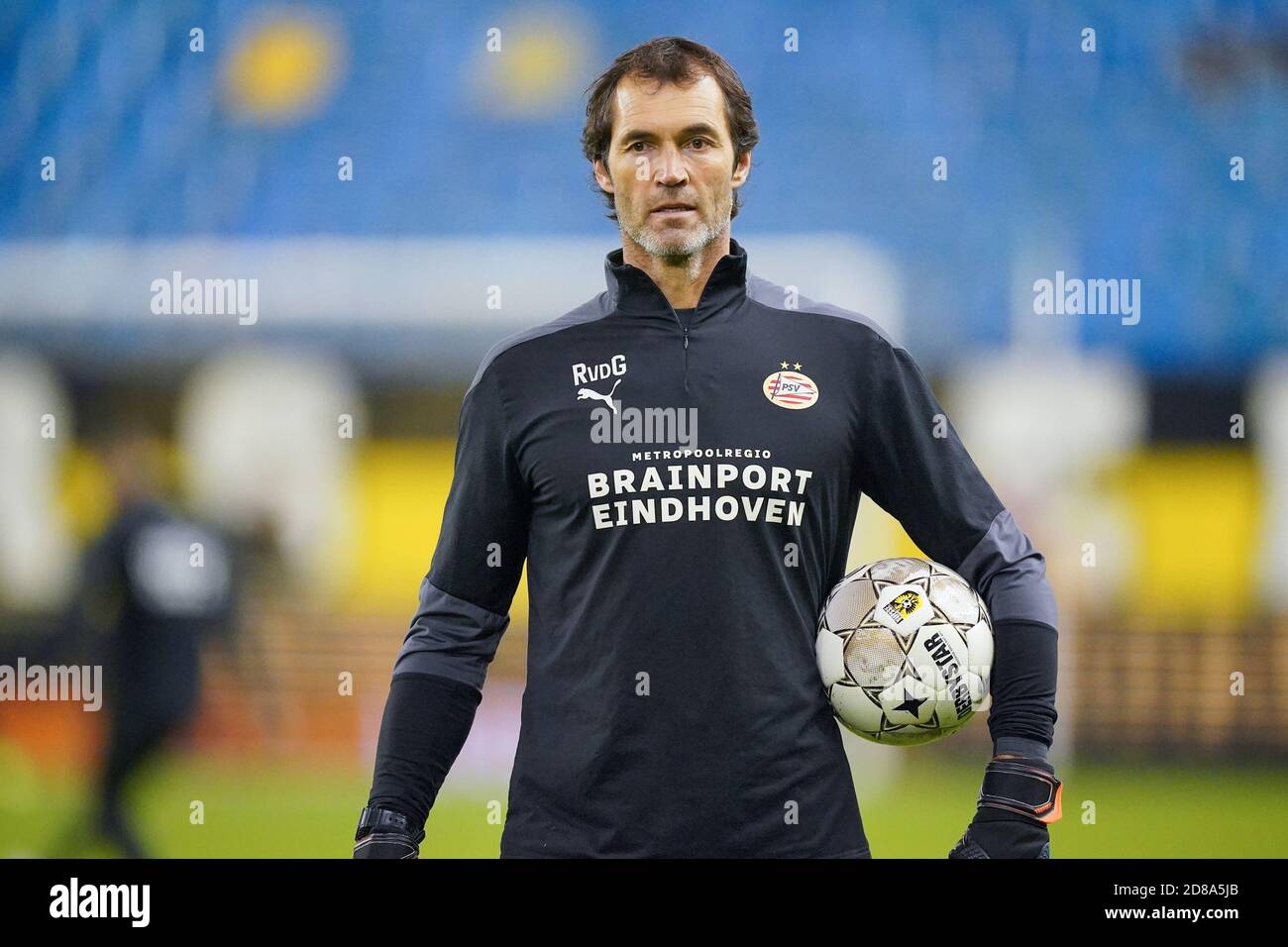 Raimond van der Gouw, portiere allenatore di PSV durante il campionato  olandese Eredivisie Football Match tra Vitesse e PSV il 25 ottobre, 2 C  Foto stock - Alamy