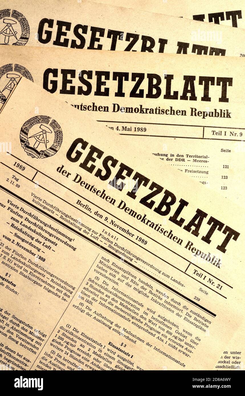 Documenti della Germania orientale: DDR Gesetzblatt - annunci pubblici ufficiali di nuove leggi - dal 1989. Pubblicato dal 1949-1990 Foto Stock