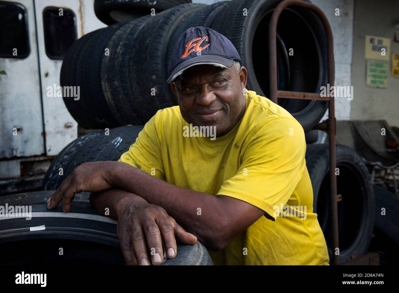 Canton, GA, Stati Uniti. 28 Ott 2020. ERNEST MOTUBA, 63 anni, ha posseduto la sua modesta attività di riparazione di pneumatici nella Georgia del nord per lo più conservatrice per 25 anni. Ricorda come le aziende della sua nativa .West Africa fossero "curiosamente chiuse" da funzionari governativi se i proprietari mostravano il loro sostegno per "partiti politici che finivano per essere fuori potere". .'mantengo le mie opinioni politiche a me stesso. So che cosa vorrei vedere accadere, ma non devo permettere che le mie opinioni influiscano sulla mia attività, quindi non discuterò le mie opinioni con nessuno. E' meglio per me in questo modo", ha detto. La Georgia è ora considerata uno stato di swing nella fase di upcomin Foto Stock