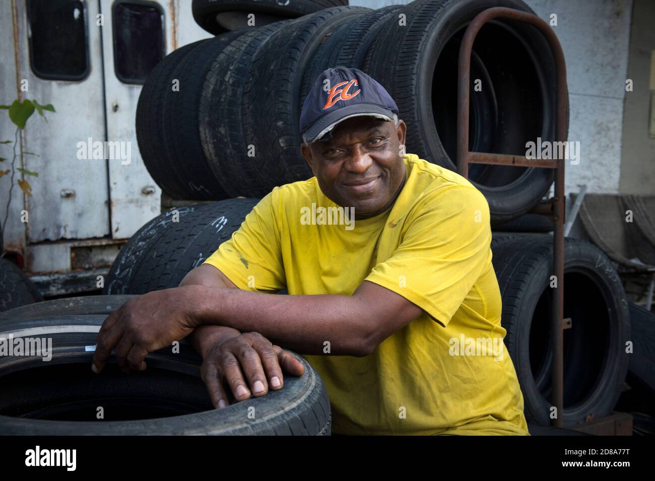 Canton, GA, Stati Uniti. 28 Ott 2020. ERNEST MOTUBA, 63 anni, ha posseduto la sua modesta attività di riparazione di pneumatici nella Georgia del nord per lo più conservatrice per 25 anni. Ricorda come le aziende della sua nativa .West Africa fossero "curiosamente chiuse" da funzionari governativi se i proprietari mostravano il loro sostegno per "partiti politici che finivano per essere fuori potere". .'mantengo le mie opinioni politiche a me stesso. So che cosa vorrei vedere accadere, ma non devo permettere che le mie opinioni influiscano sulla mia attività, quindi non discuterò le mie opinioni con nessuno. E' meglio per me in questo modo", ha detto. La Georgia è ora considerata uno stato di swing nella fase di upcomin Foto Stock