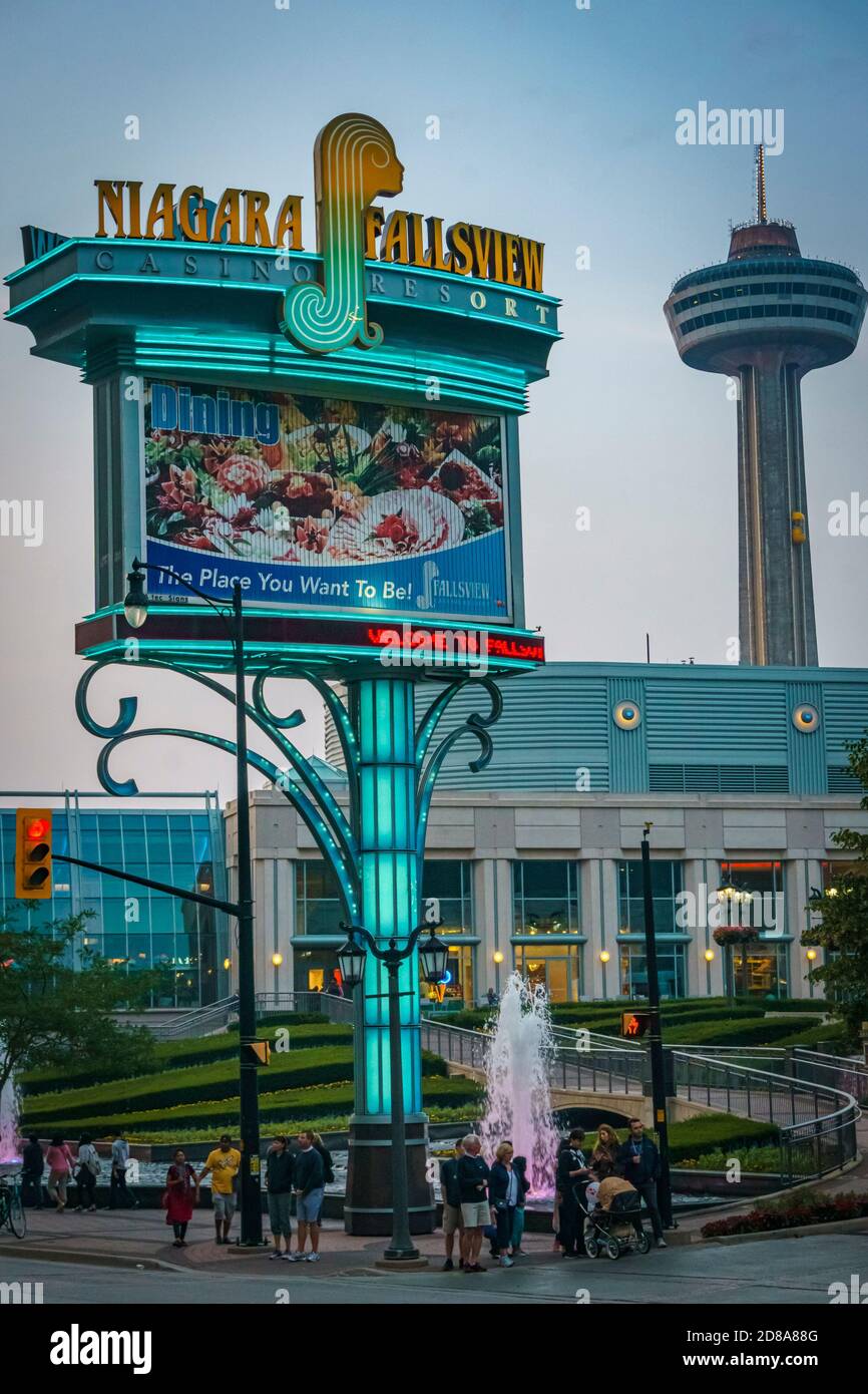 Niagara Falls, Ontario, Canada, 2015 luglio - Fallsview Casino resort cartellone con la torre Skyline sullo sfondo Foto Stock