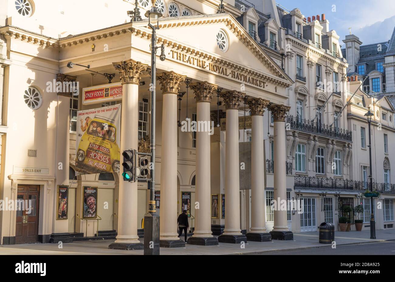 L'esterno del Theatre Royal Haymarket in una giornata di sole. Londra Foto Stock