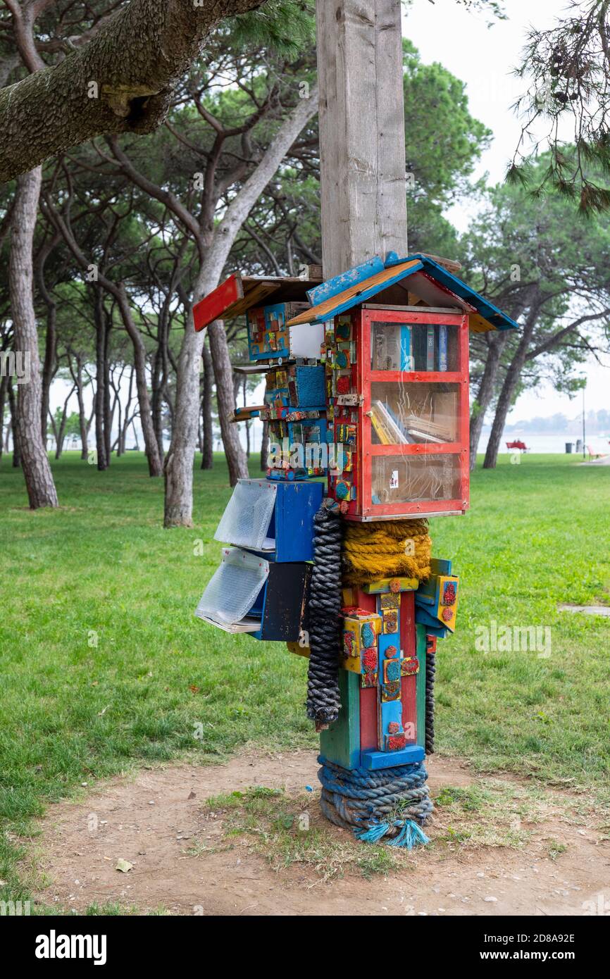 Colorata stazione di prestito libri artistici nel Parco delle Rimembranze, Castello, Venezia, Italia Foto Stock