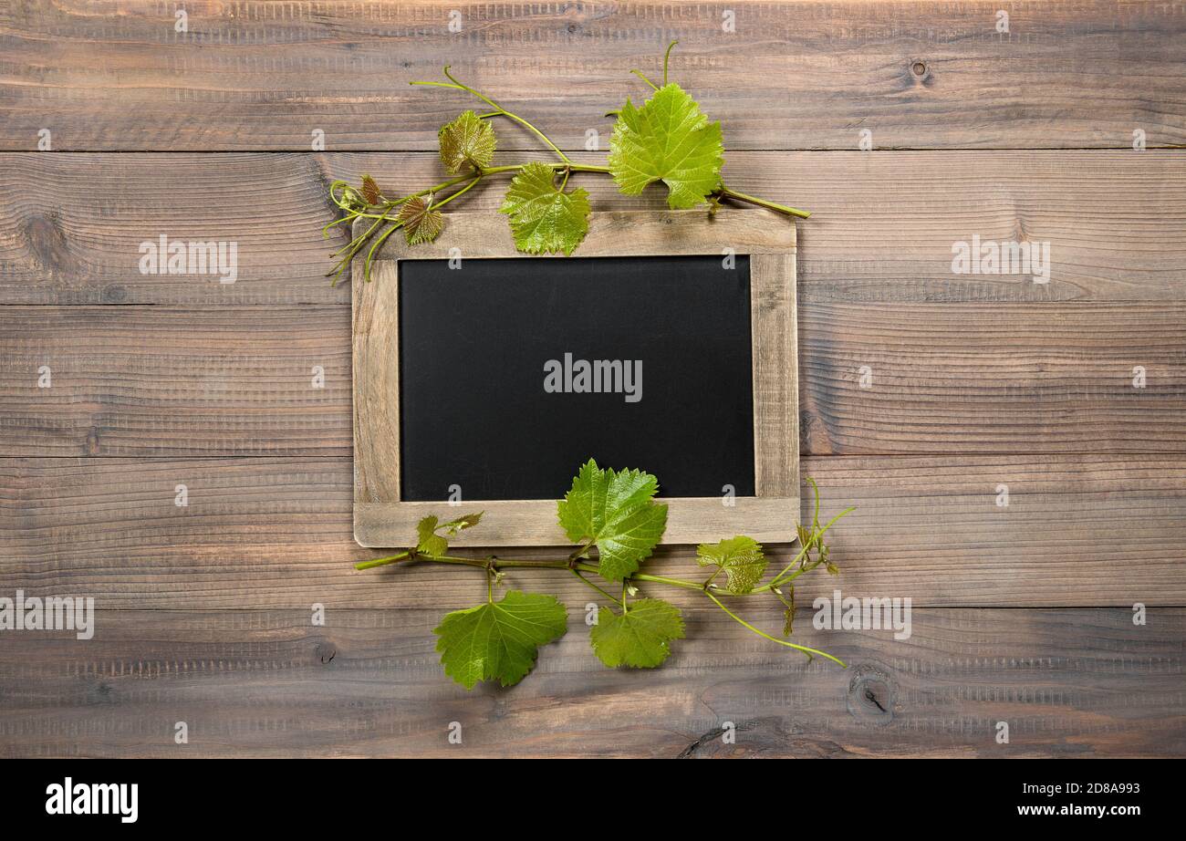 Lavagna con decorazione di foglie di vite verde Foto Stock