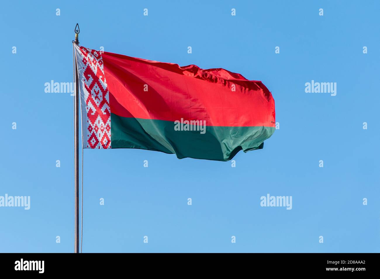 Bandiera della Bielorussia sventolando contro il cielo blu Foto Stock