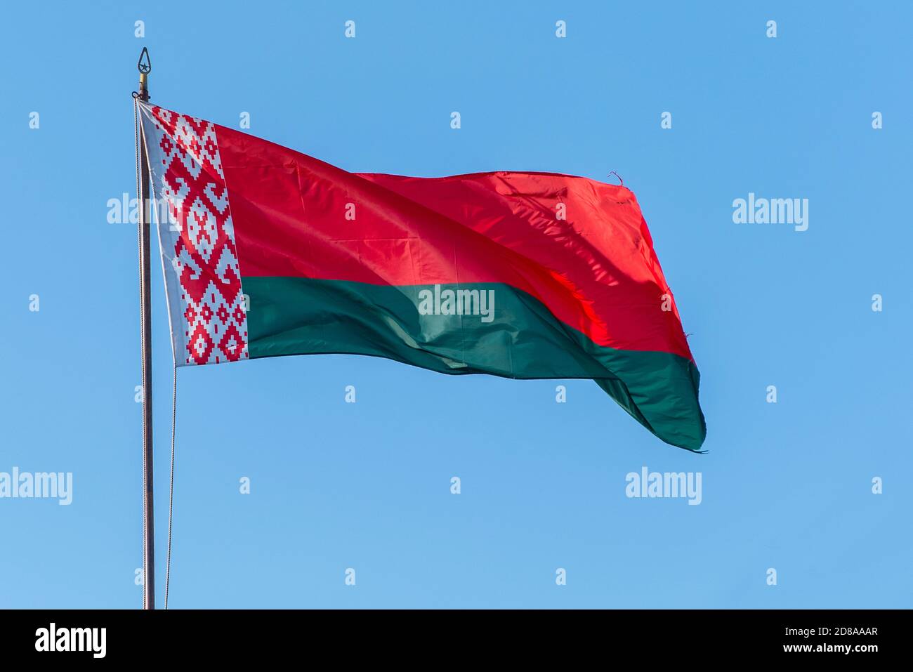 Bandiera della Bielorussia sventolando contro il cielo blu Foto Stock