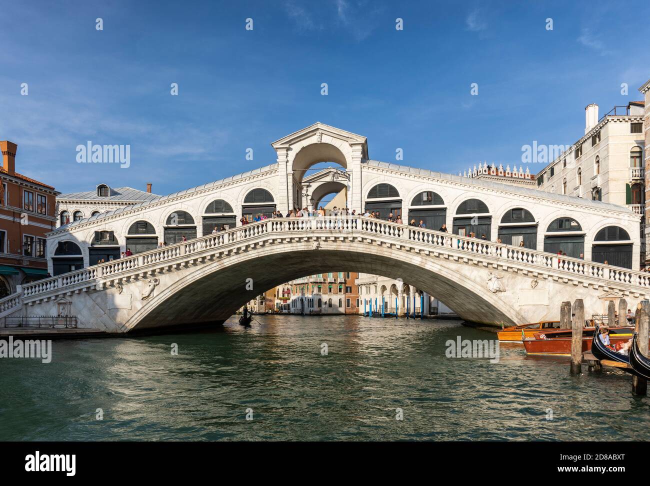 Il Ponte di Rialto Venezia. Un ponte ad arco in pietra che è un famoso punto di riferimento attraverso il Canal Grande a Venezia, Italia Foto Stock