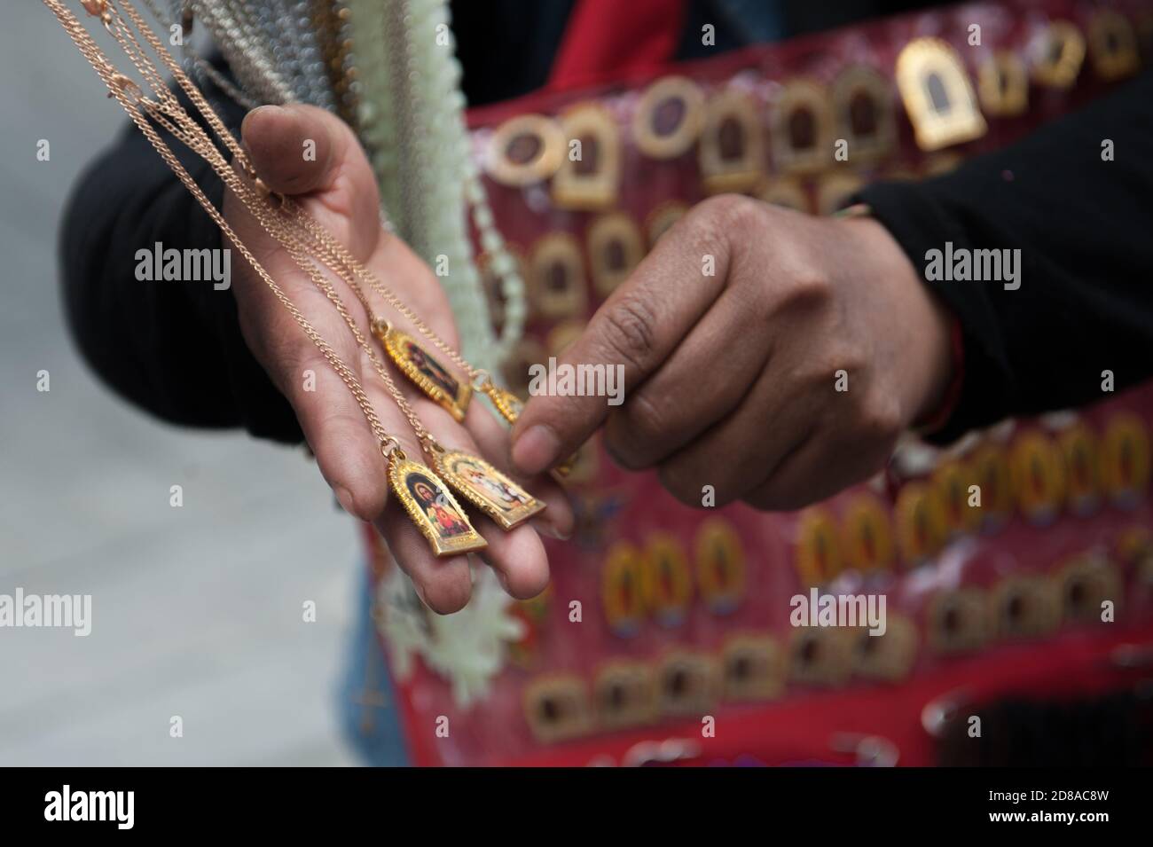 I commercianti vendono gli accessori religiosi del Signore dei Miracoli Foto Stock
