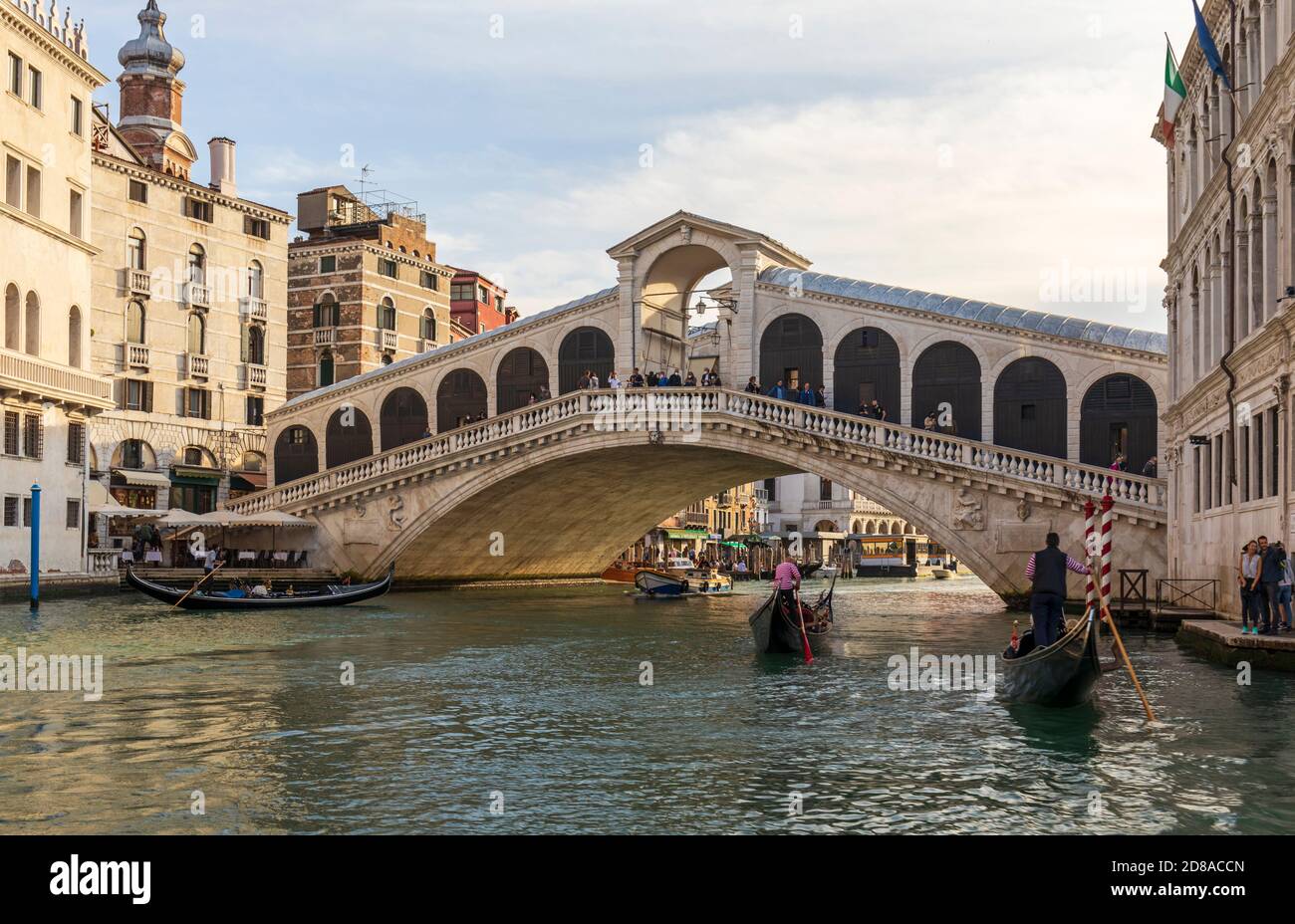 Gondola sul Canal Grande vicino al Ponte di Rialto a Venezia Foto Stock