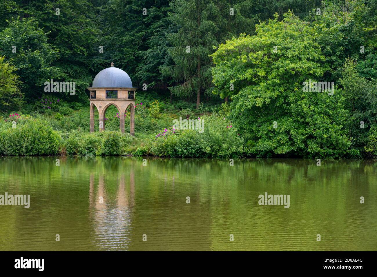 Il Tempio di Benbow sullo stagno Cowdray Park, Midhurst, West Sussex, in Inghilterra, Regno Unito, GB Foto Stock