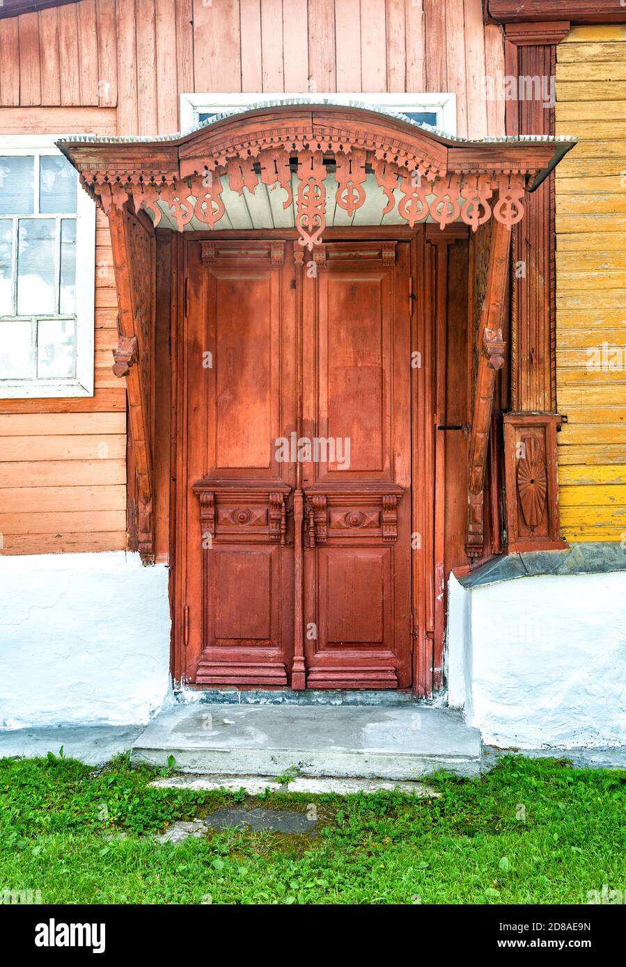 Vecchia porta in legno con tradizionali motivi intagliati Foto Stock